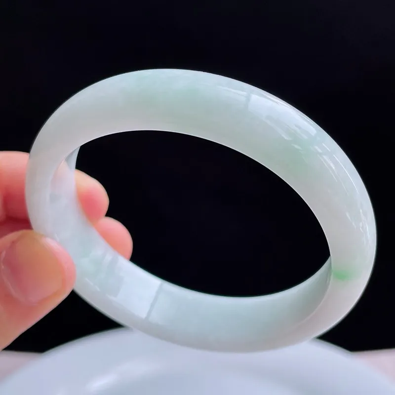 56*52mm自然光拍摄天然翡翠A货飘绿好种水贵妃手镯52.69 克