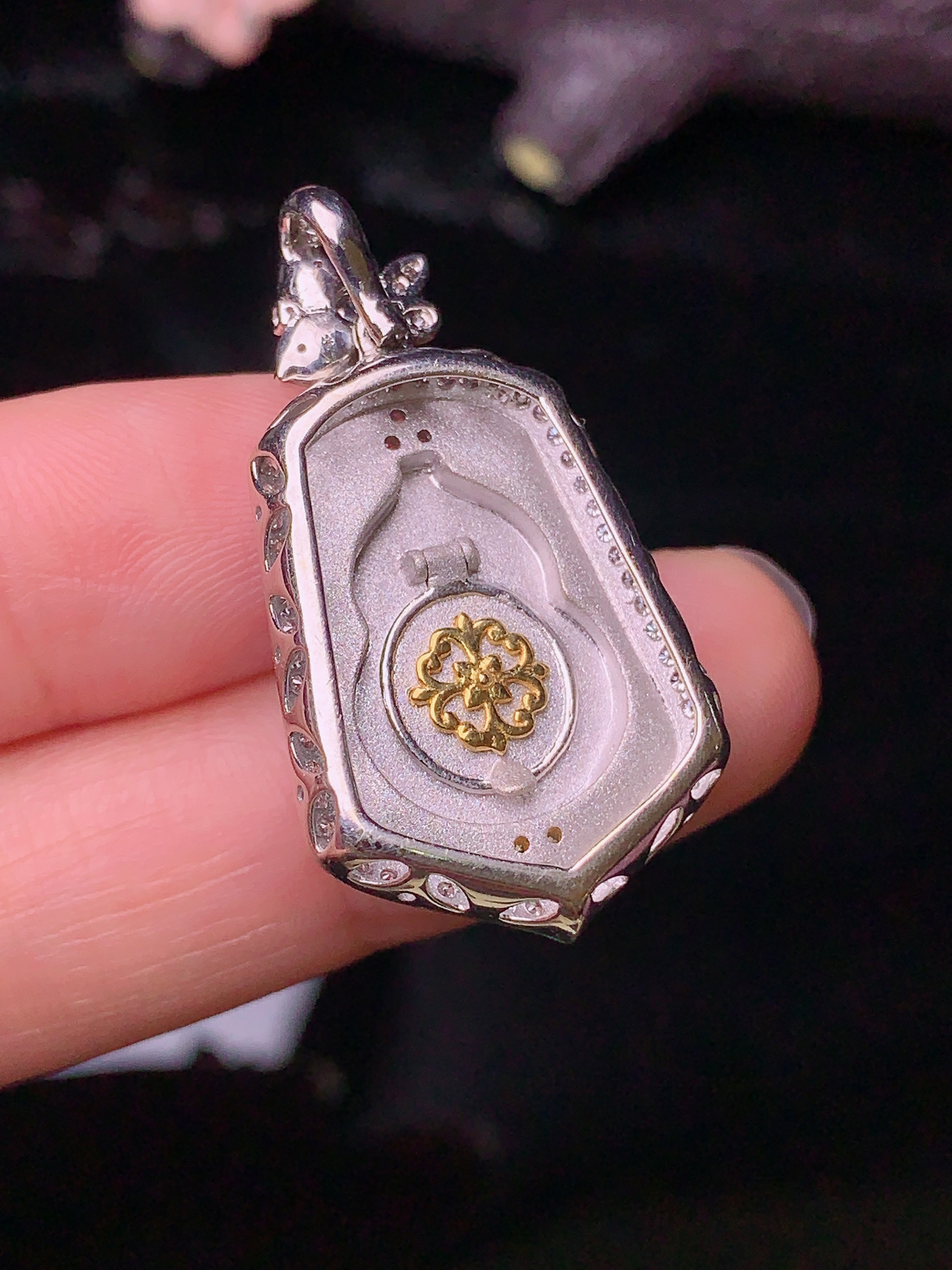 18k金钻镶嵌冰种葫芦吊坠 玉质细腻 色泽艳丽 整体尺寸24*18.5*9