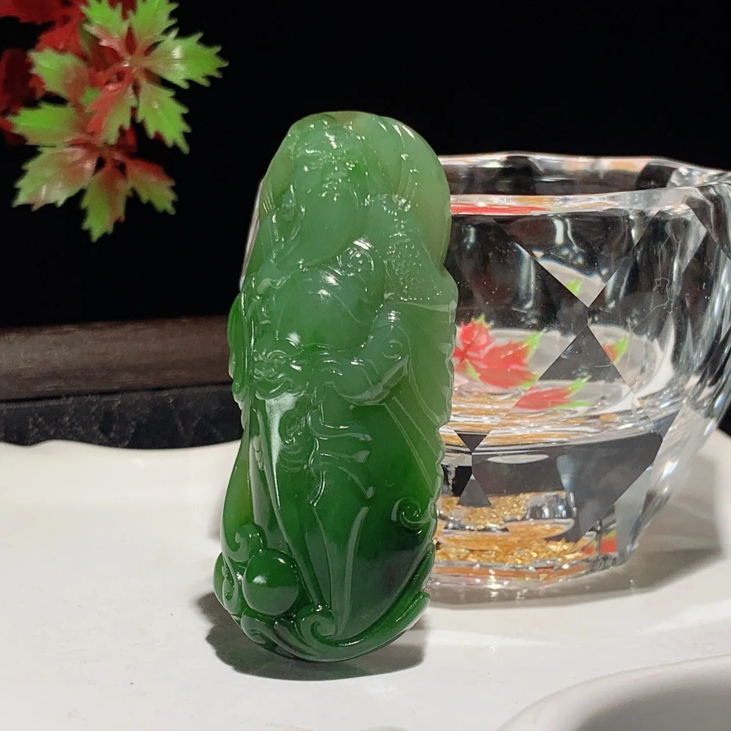 和田玉阳绿俄罗斯碧玉武财神关公挂件。尺寸59/25/14重33克。玉质细腻油润。手推出油。佩戴高端典