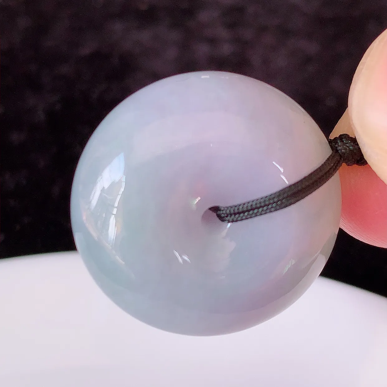 自然光实拍，冰润紫罗兰翡翠平安扣吊坠，形体饱满圆润，平安扣肥嘟嘟的， 平平安安，种水很好，莹润通透， 配戴精美！#41.3