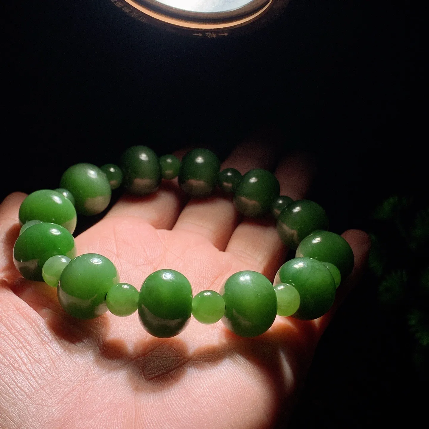 和田玉菠菜绿俄罗斯碧玉算盘珠手串。单颗尺寸13/16重74克。玉质细腻油润。手推出油。佩戴高端典雅。lt251107