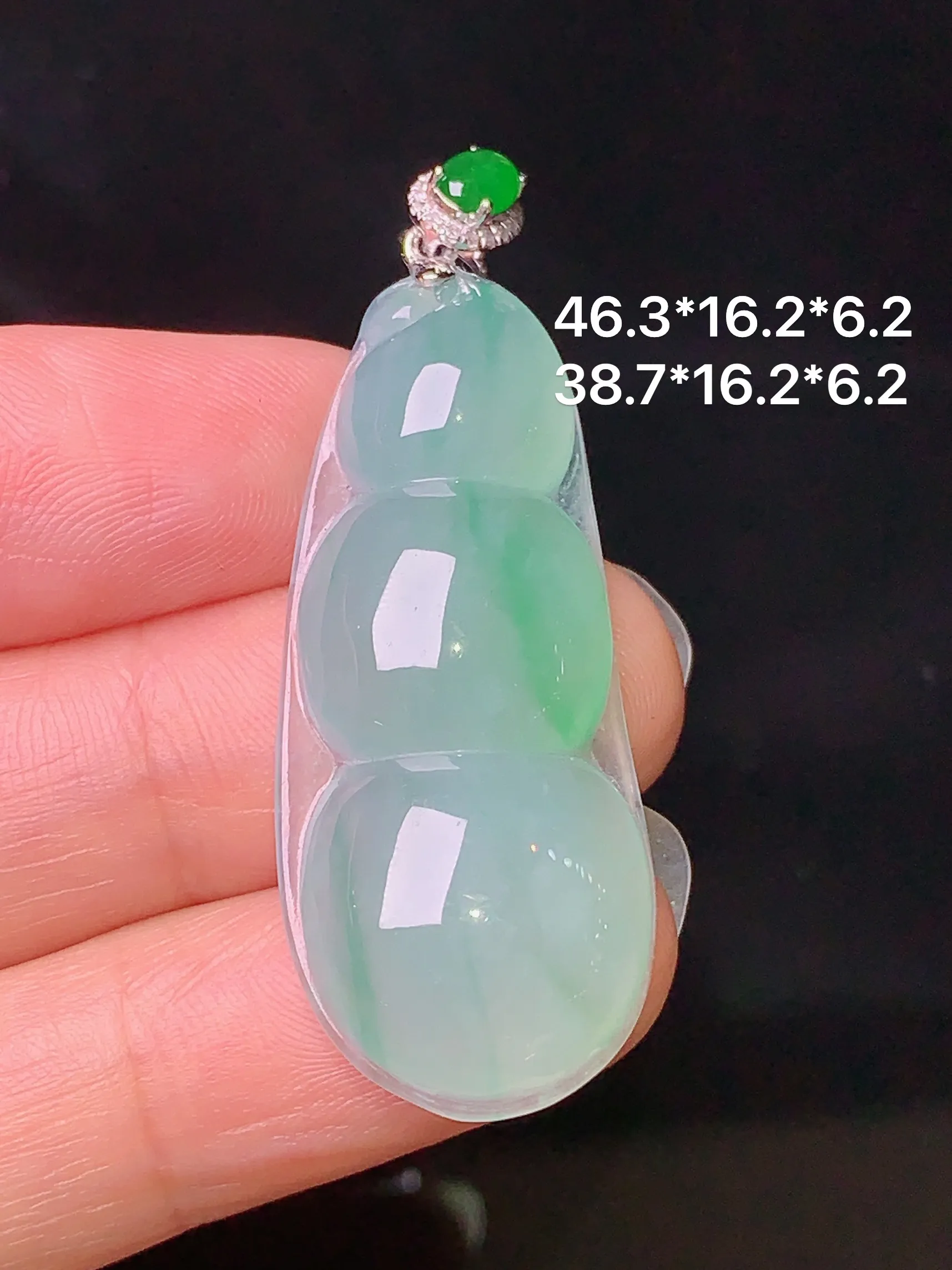 18k金钻镶嵌飘绿四季豆吊坠 玉质细腻 色泽艳丽 整体尺寸46.3*16.2*6.2