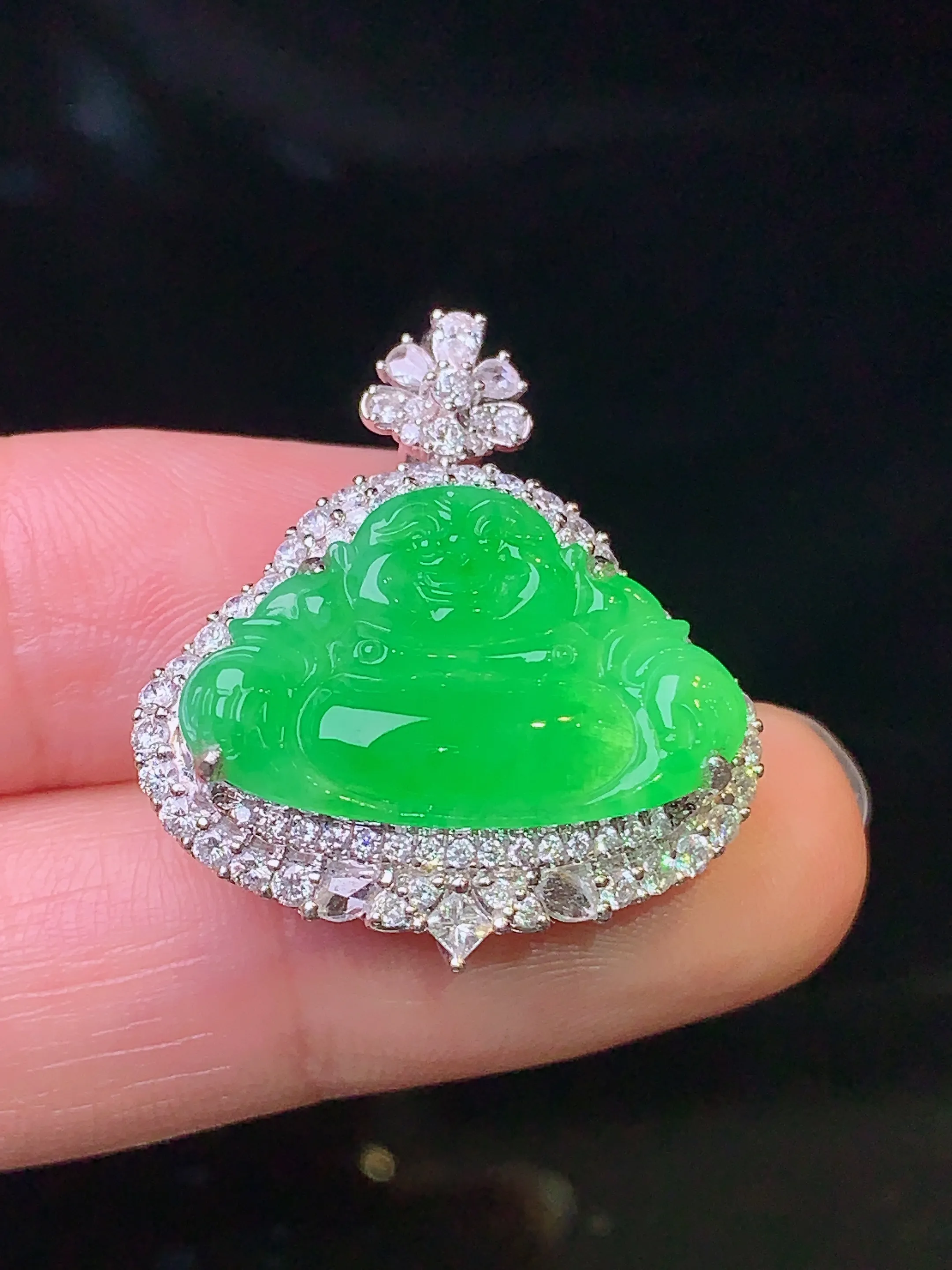 18k金钻镶嵌翠绿佛公吊坠 玉质细腻 色泽艳丽 整体尺寸27*24*10