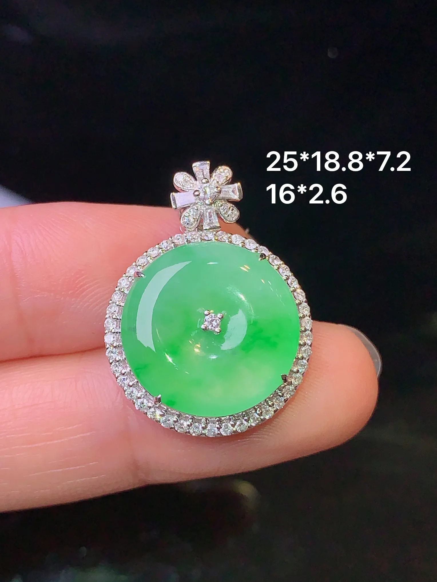 18k金钻镶嵌翠绿平安扣吊坠 玉质细腻 色泽艳丽 整体尺寸25*18.8*7.2