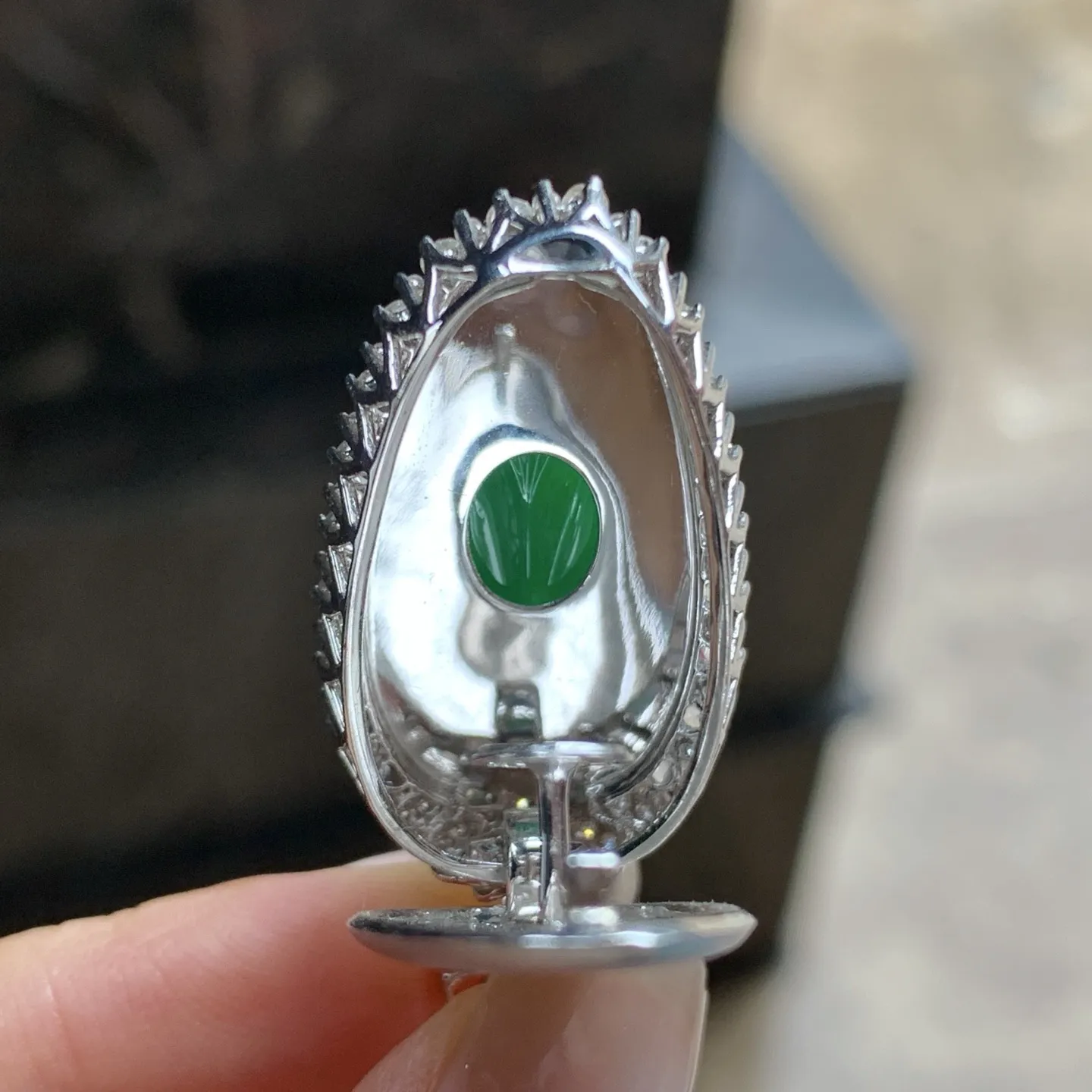 金钻镶嵌辣绿色叶子^_^颜色浓郁 鲜艳