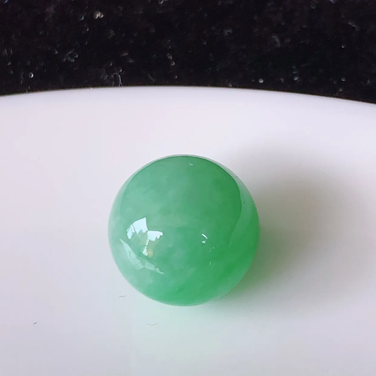 自然光实拍，冰润满绿翡翠路路通、圆珠吊坠，寓意时来运转、财源滚滚，款式新颖时尚，日常百搭的款！ 配图银链#05.31尺寸11.8