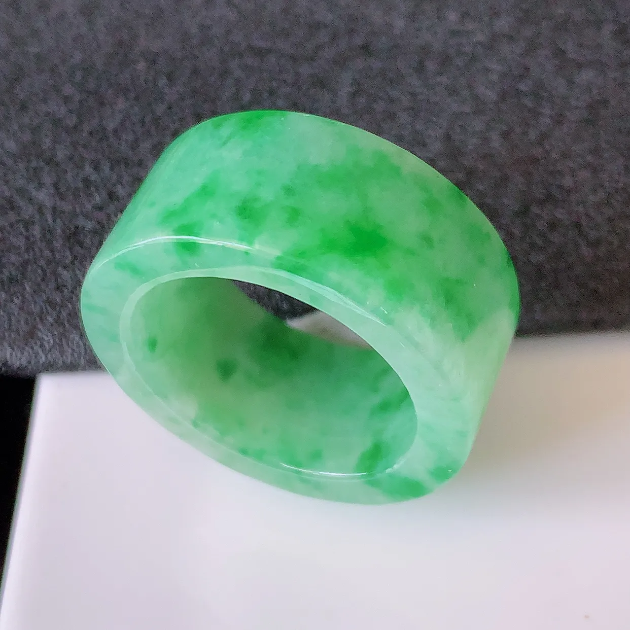 自然光实拍，21mm内径翡翠扳指，冰润指环，玉扳指，戒指，财源滚滚，玉质细腻起胶，26圈口，种水好！#68.31尺寸21*12*3.9 mm