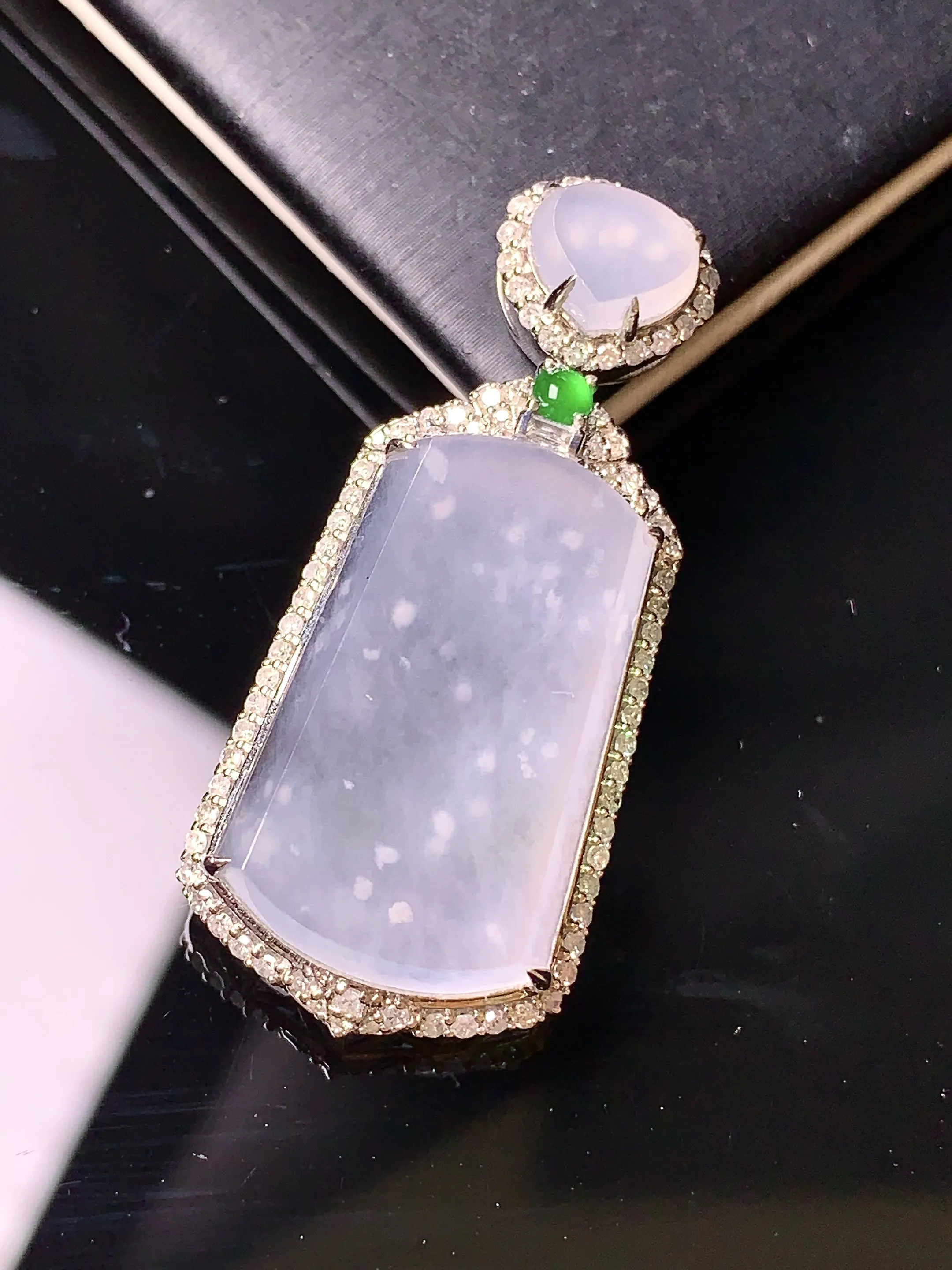 18k金钻镶嵌冰种无事牌吊坠 玉质细腻 色泽艳丽 整体尺寸37*16.5*7.5