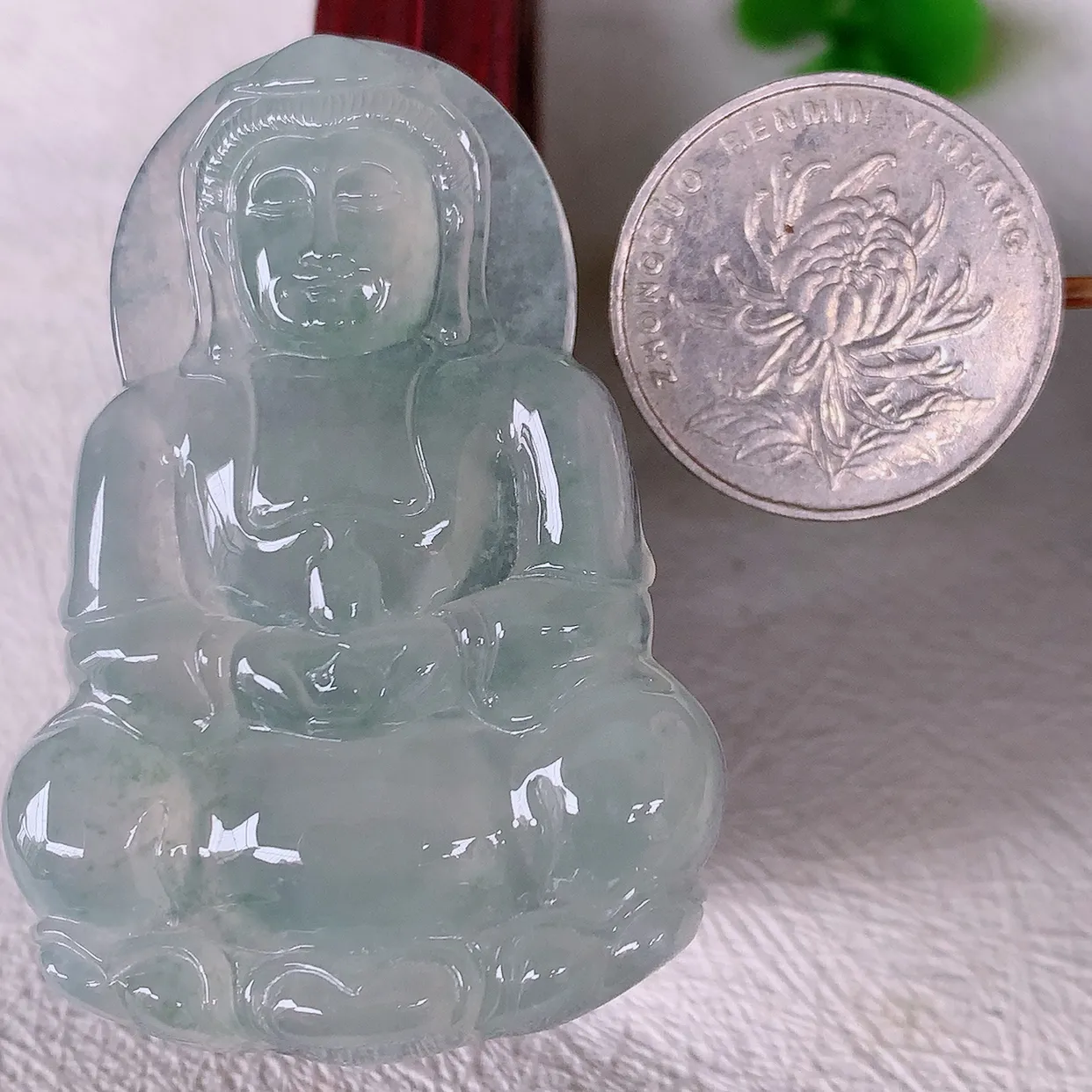自然光实拍，冰种翡翠正装观音菩萨吊坠，净瓶观音，冰透亮泽，美观亮丽，观音面相端庄#60.5