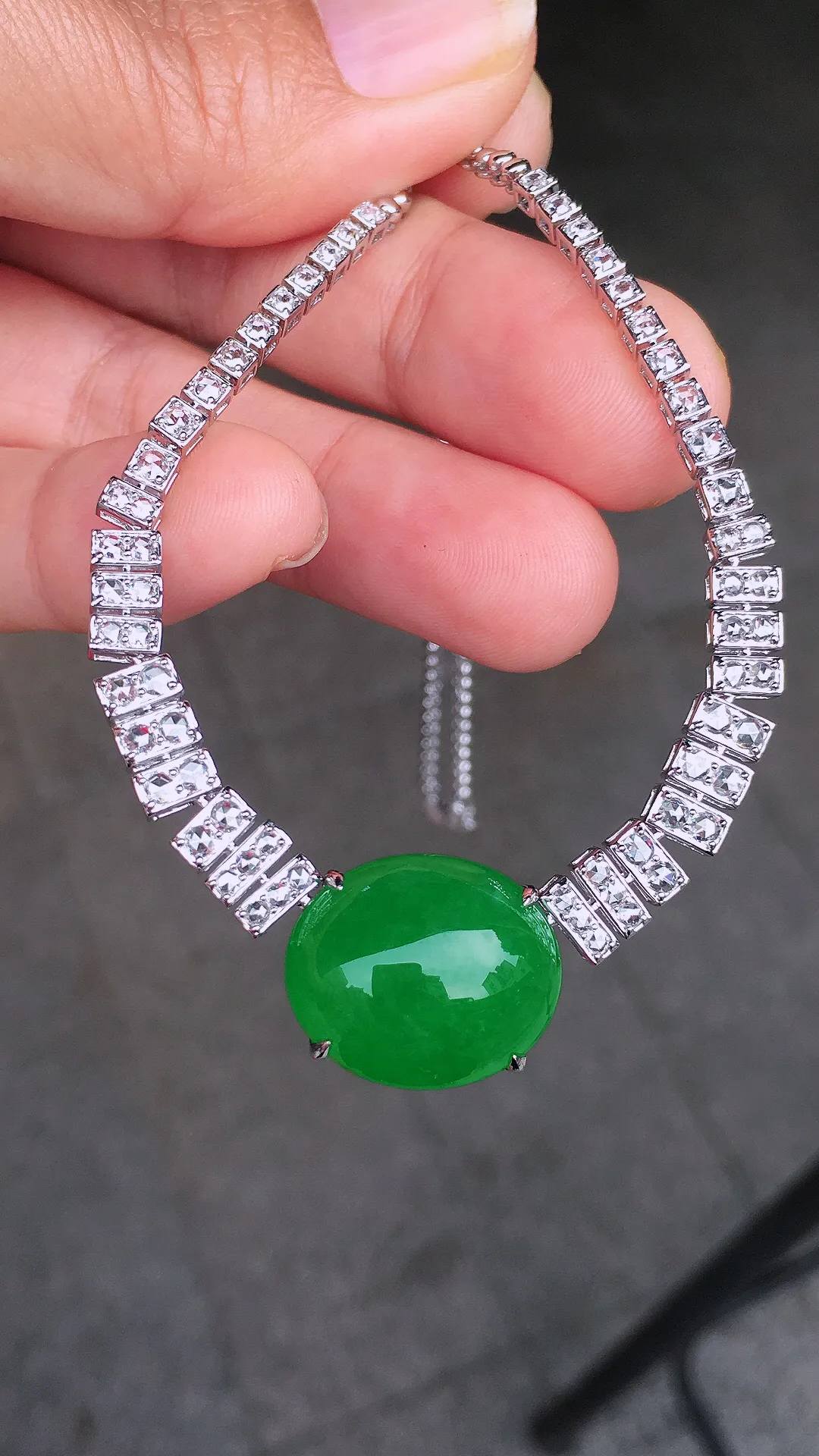 阳绿蛋面锁骨链，色泽均匀艳丽，玉质细腻，荧光感超
强，饱满圆润，尽显优雅气质，18k
金豪华镶嵌