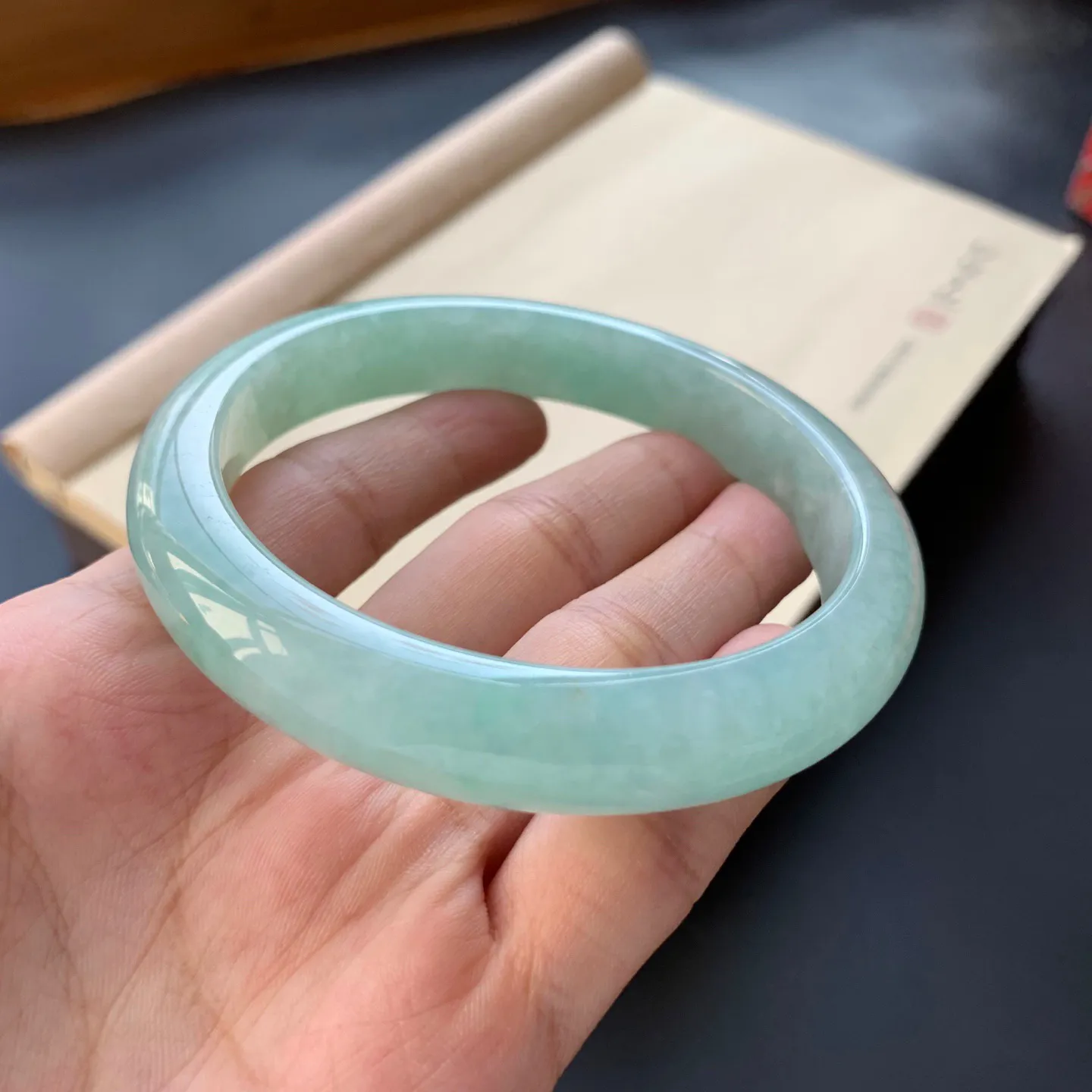 62.8圈口豆绿色正圈手镯 尺寸：62.8-12-8.5，无纹裂，色泽亮丽，清爽干净