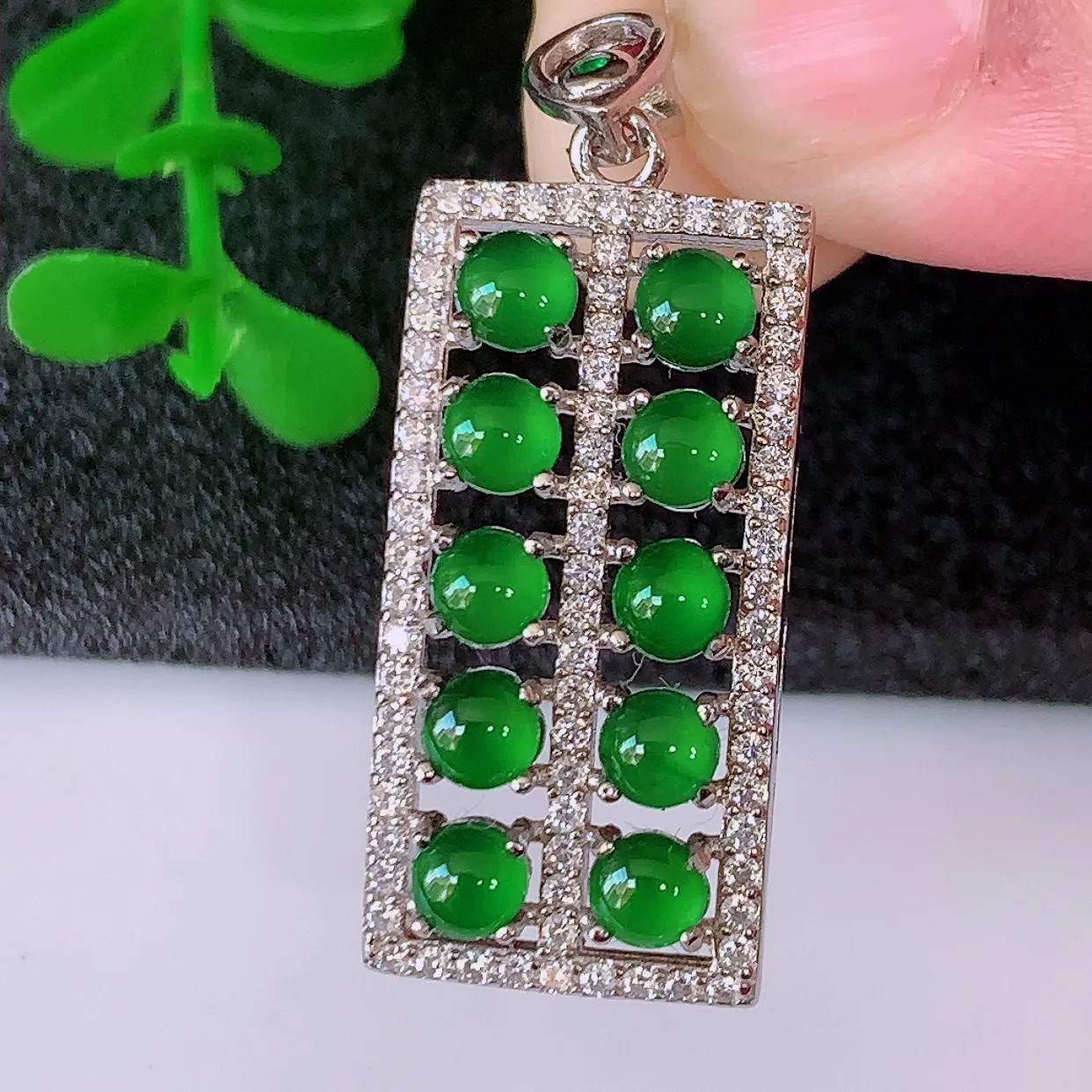 冰透满绿翡翠925银镶嵌算盘吊坠，自然光实拍，翠色灵动，颜色漂亮，种老水足，品相佳，佩戴佳品！#97.31整体34.5*13.5*5.6 裸石 3.2*3.2mm