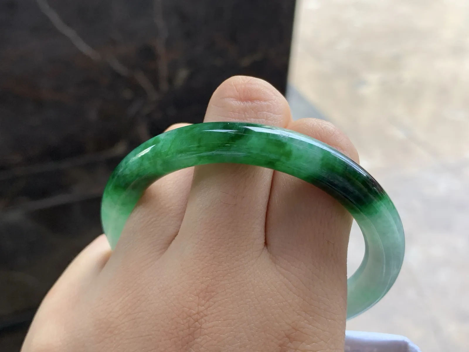 54-9.4

辣绿色圆条手镯^_^颜色浓郁 鲜艳