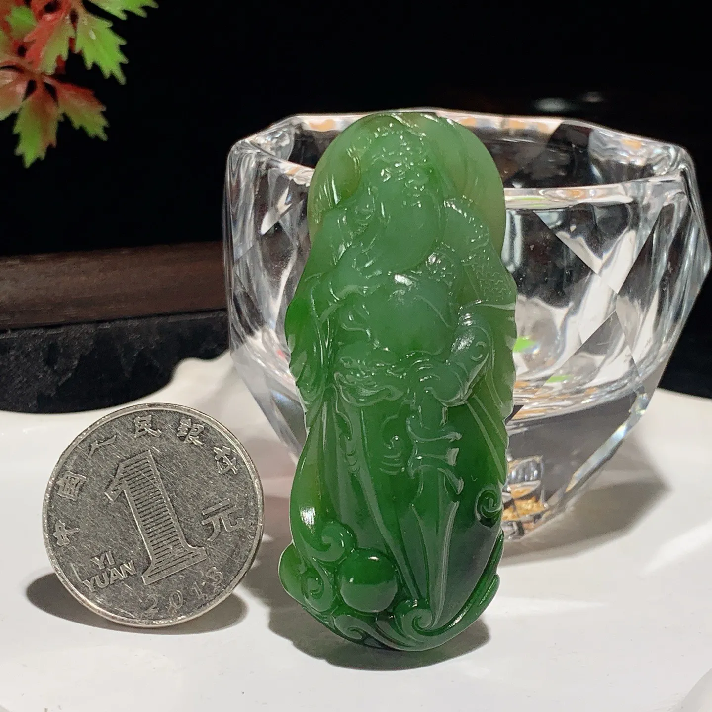 和田玉阳绿俄罗斯碧玉武财神关公挂件。尺寸59/25/14重33克。玉质细腻油润。手推出油。佩戴高端典雅。lt251107