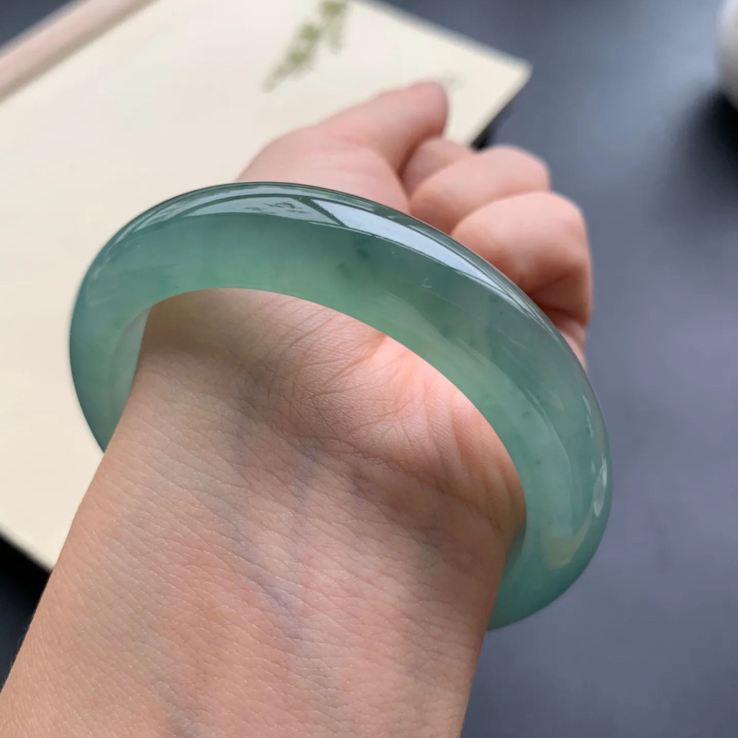 54圈口啤酒绿正圈手镯 尺寸：54-12.6-8.5，无纹裂，水润透亮，胶感十足