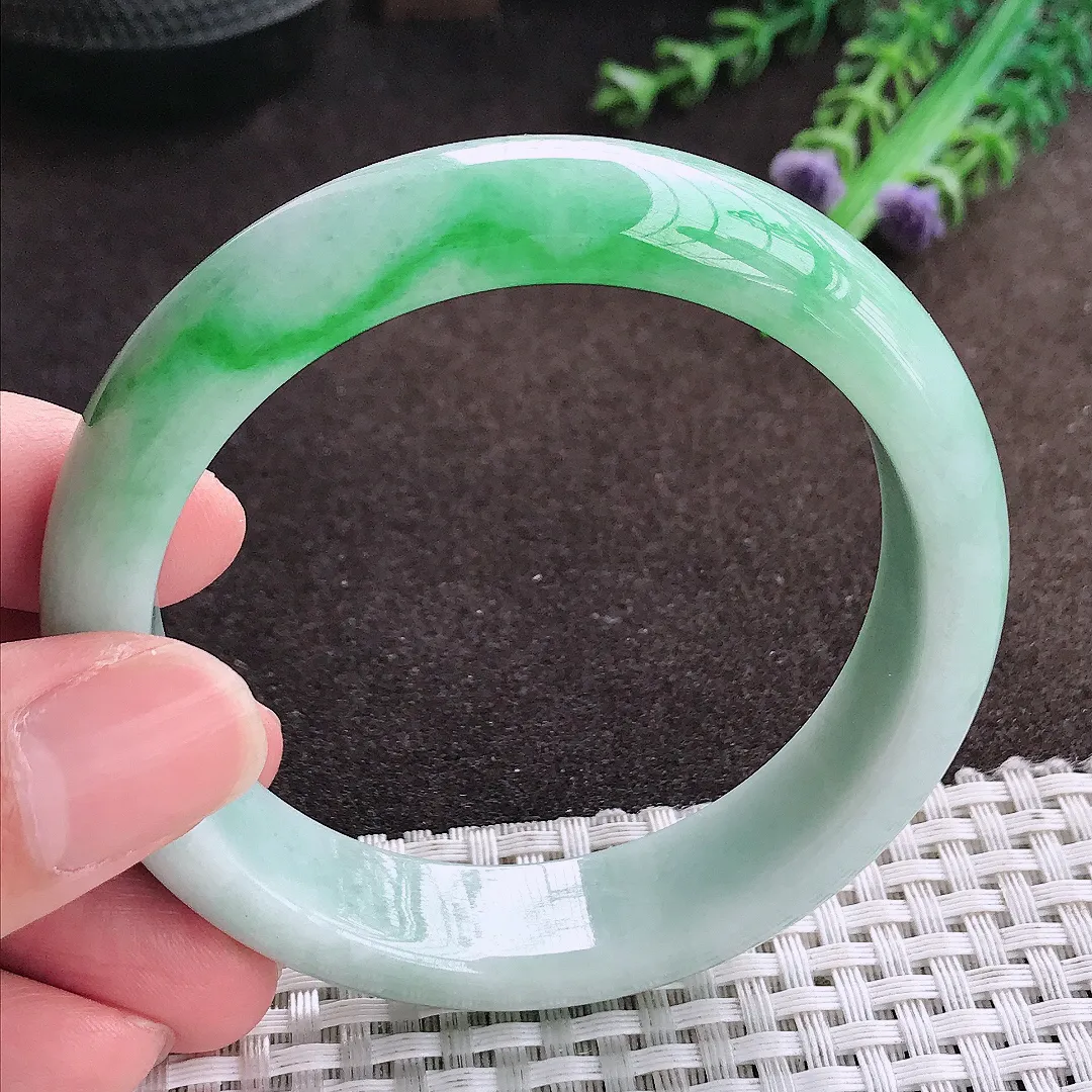 自然光57.5/14.2/8.2老坑精美温润飘阳绿手镯宽边翡翠玉镯美人镯