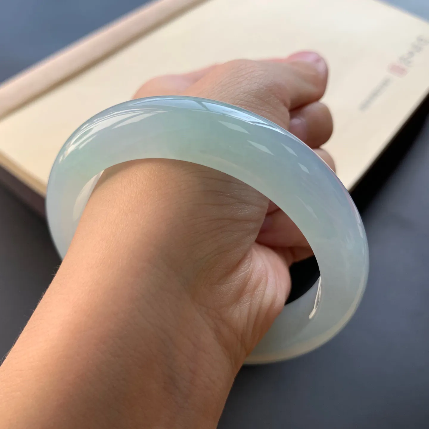 58.6圈口冰晴底正圈手镯 尺寸：58.6-13.6-9.3，无纹裂，水润起胶，版型厚装