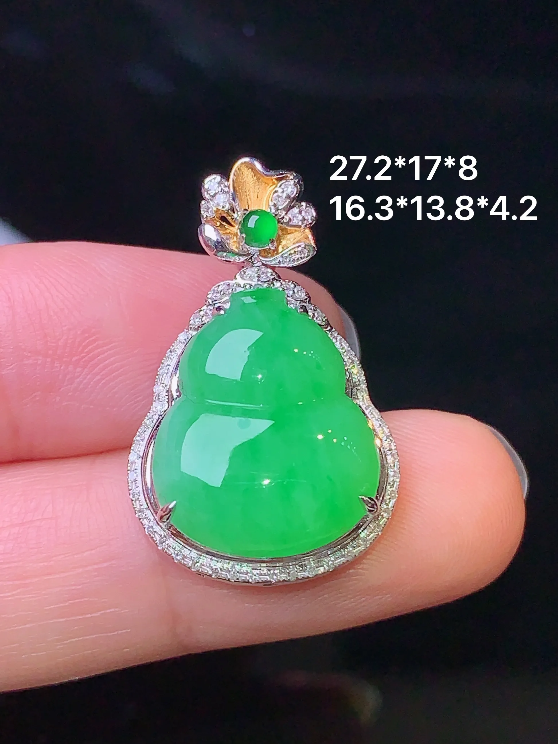 18k金钻镶嵌翠绿葫芦吊坠 玉质细腻 色泽艳丽 整体尺寸27.2*17*8