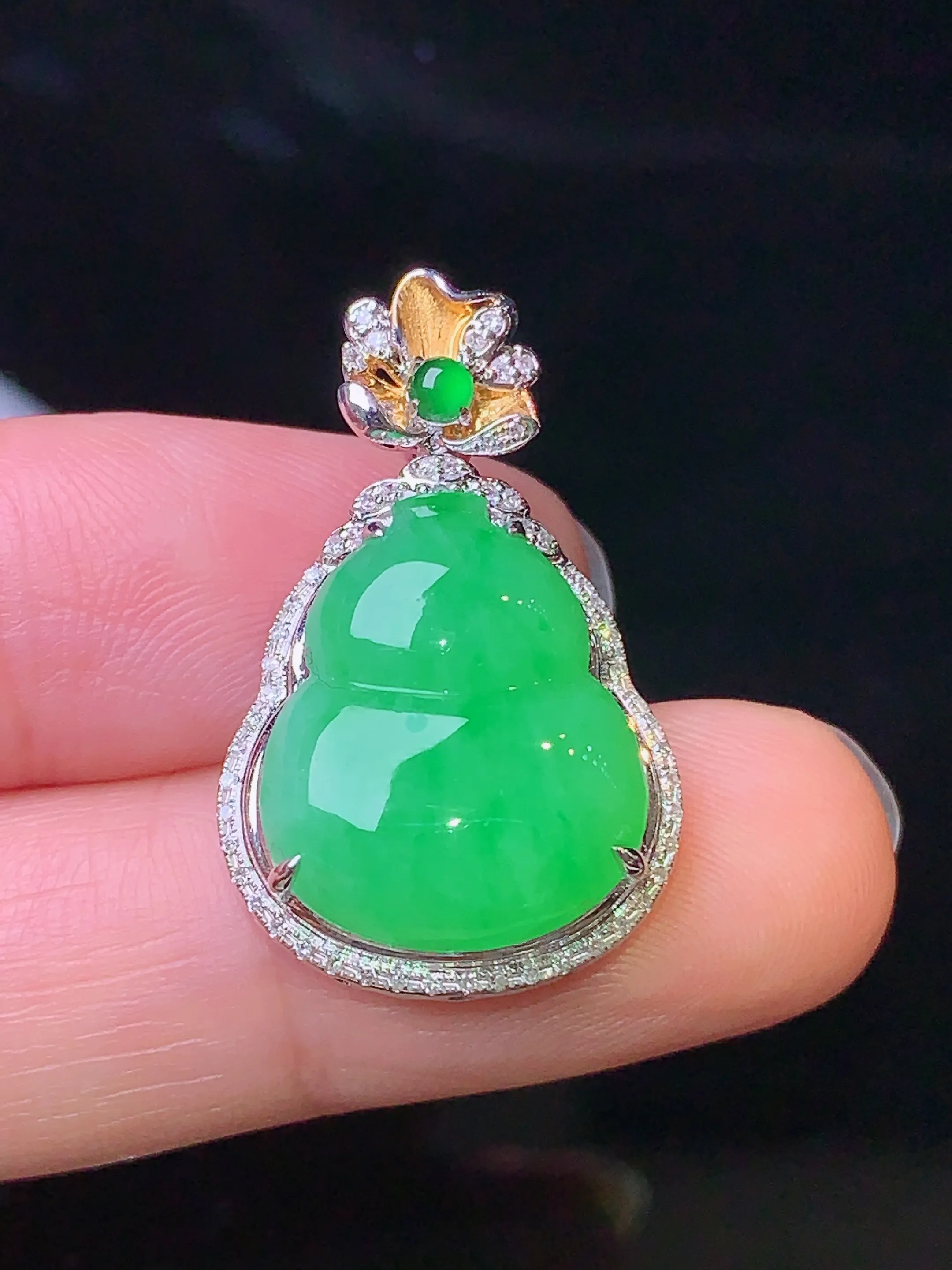 18k金钻镶嵌翠绿葫芦吊坠 玉质细腻 色泽艳丽 整体尺寸27.2*17*8
