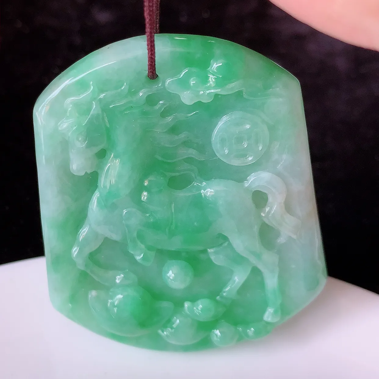 自然光实拍，水润黄加绿翡翠生肖马上有钱吊坠，翠色灵动，玉质细腻，颜色漂亮， 品相佳， 佩戴佳品！#05.31