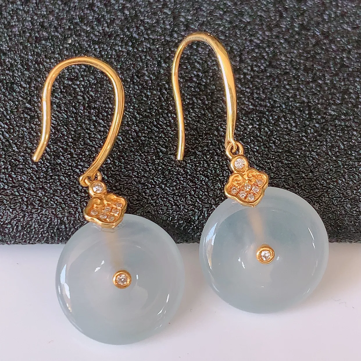 18k金镶嵌冰种翡翠平安扣耳坠，沁人心脾，耳坠佩戴效果大气出众，尽显气质。种水好，胶感足，颜相当漂亮， 高性价比，值得入手品鉴！#01.31整体20裸石12-3mm