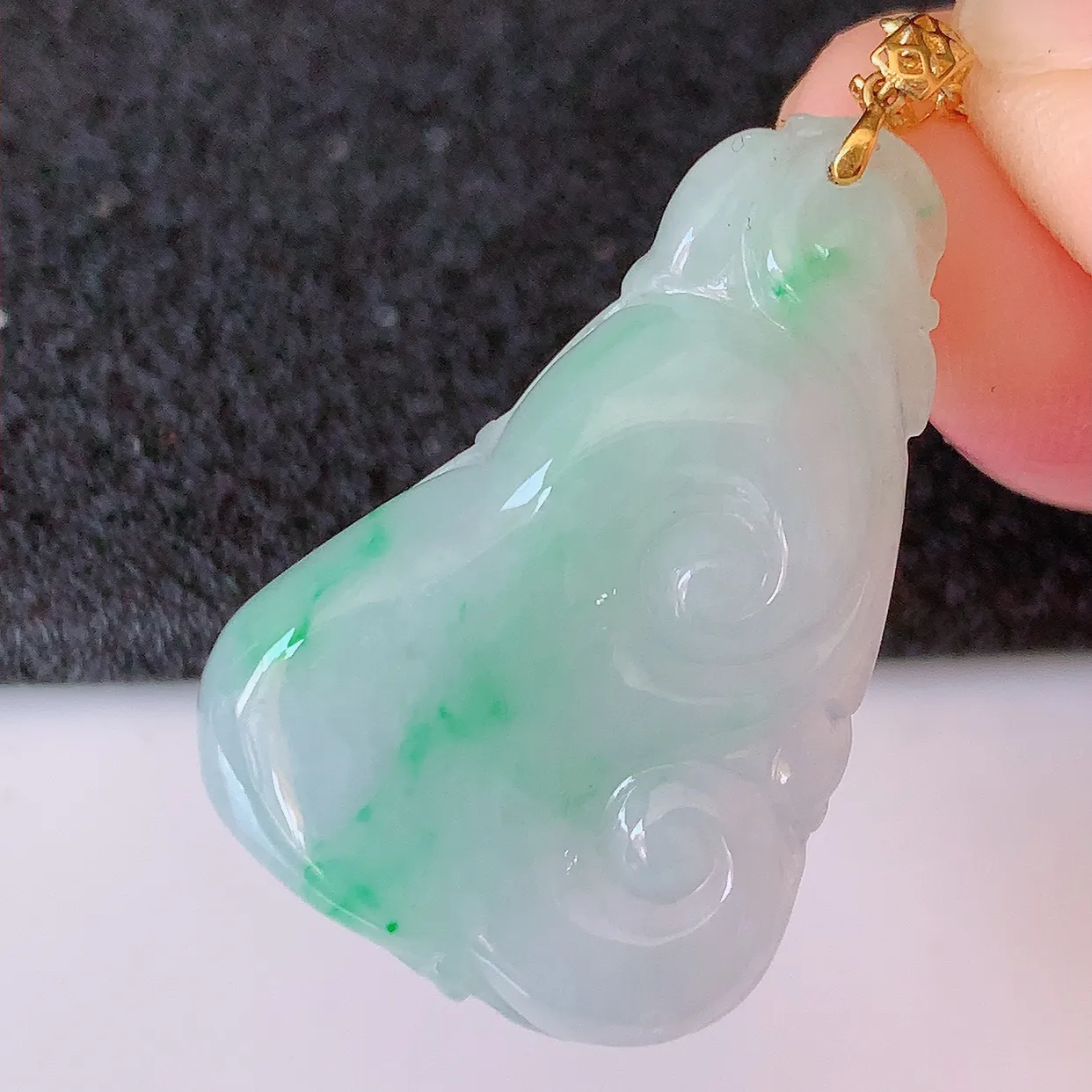 18K金镶嵌飘绿翡翠如意吊坠，简单的镶嵌设计、让玉坠百搭又精致， 寓意着吉祥， 事事如意！#1.31