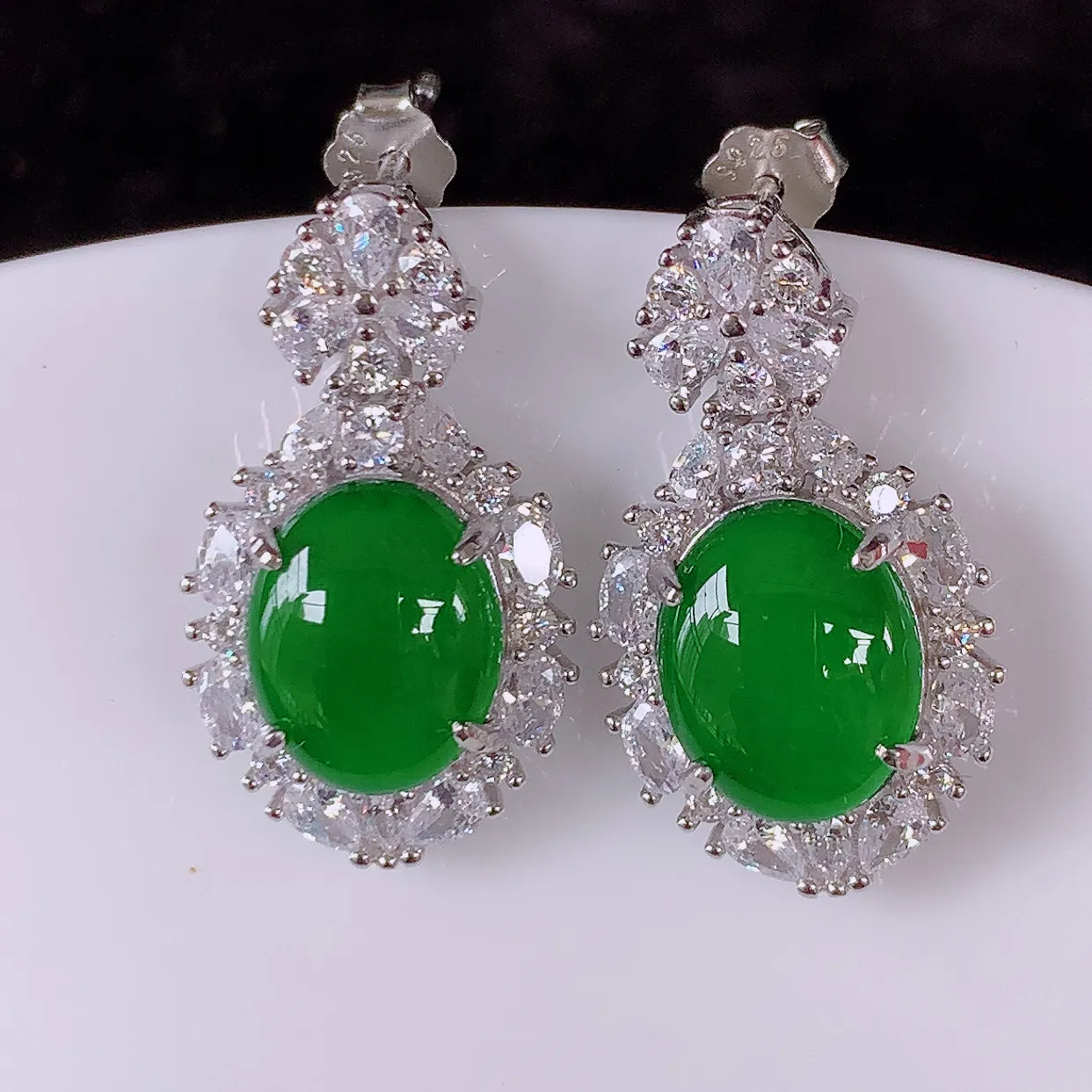 冰透满绿翡翠925银镶嵌耳坠，自然光实拍，翠色灵动，颜色漂亮，种老水足，品相佳，佩戴佳品！#97.5整体22*12*6裸石10*7.8