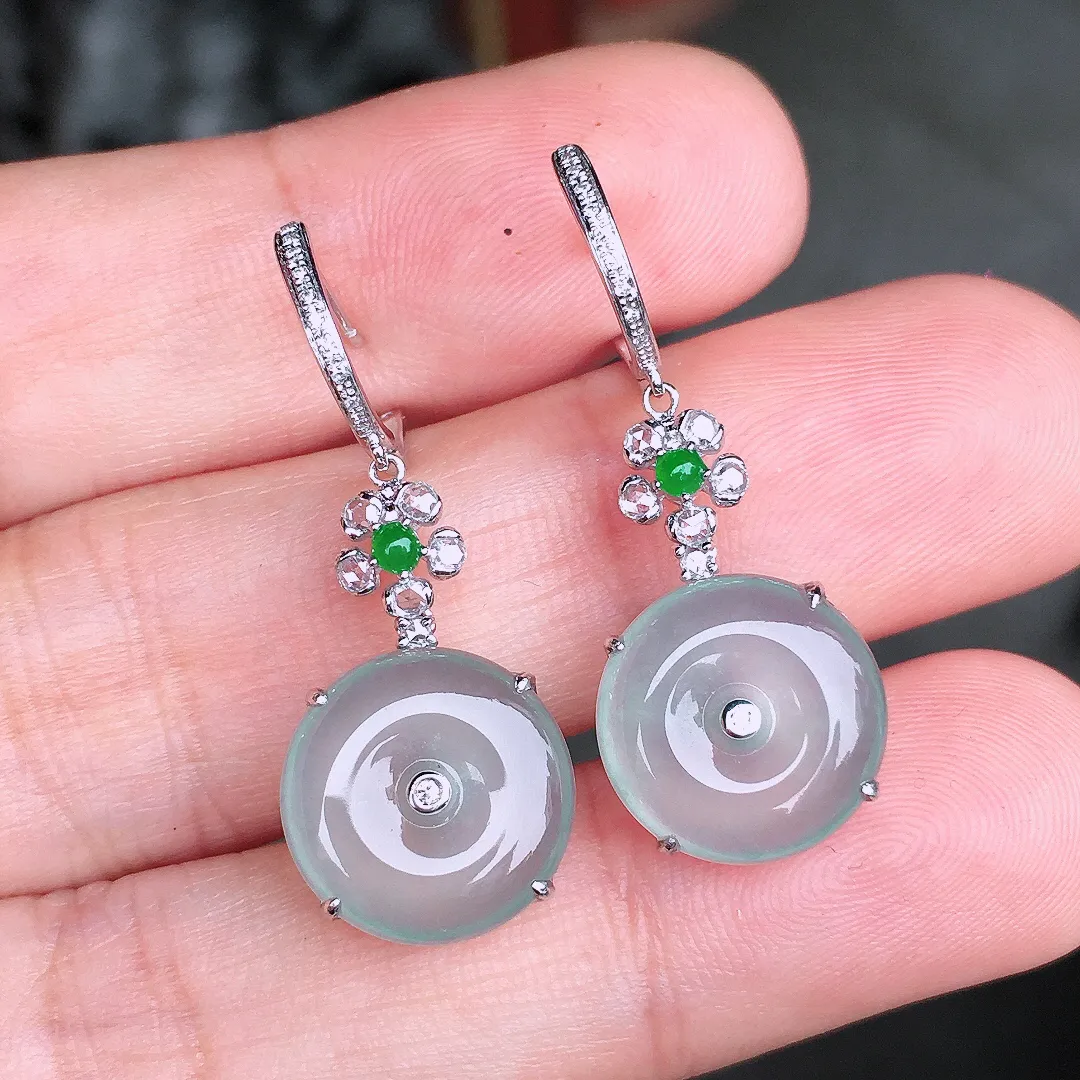 冰种平安扣耳坠，玉质细腻，荧光感超
强，饱满圆润，尽显优雅气质，18k
金豪华镶嵌