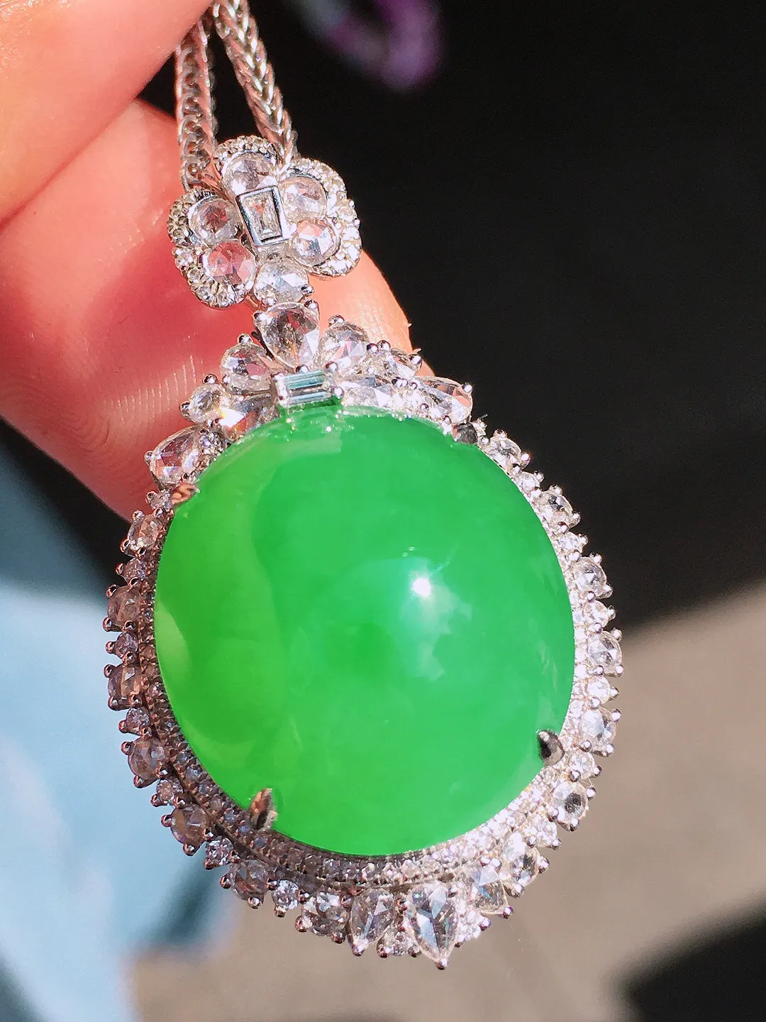 阳绿蛋面吊坠，色泽均匀艳丽，玉质细腻，荧光感超
强，饱满圆润，尽显优雅气质，18k
金豪华镶嵌