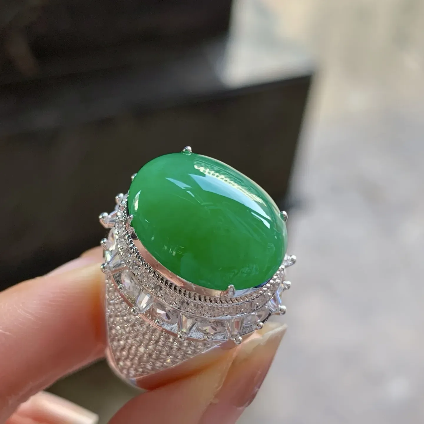 辣绿色戒面^_^颜色浓郁 鲜艳