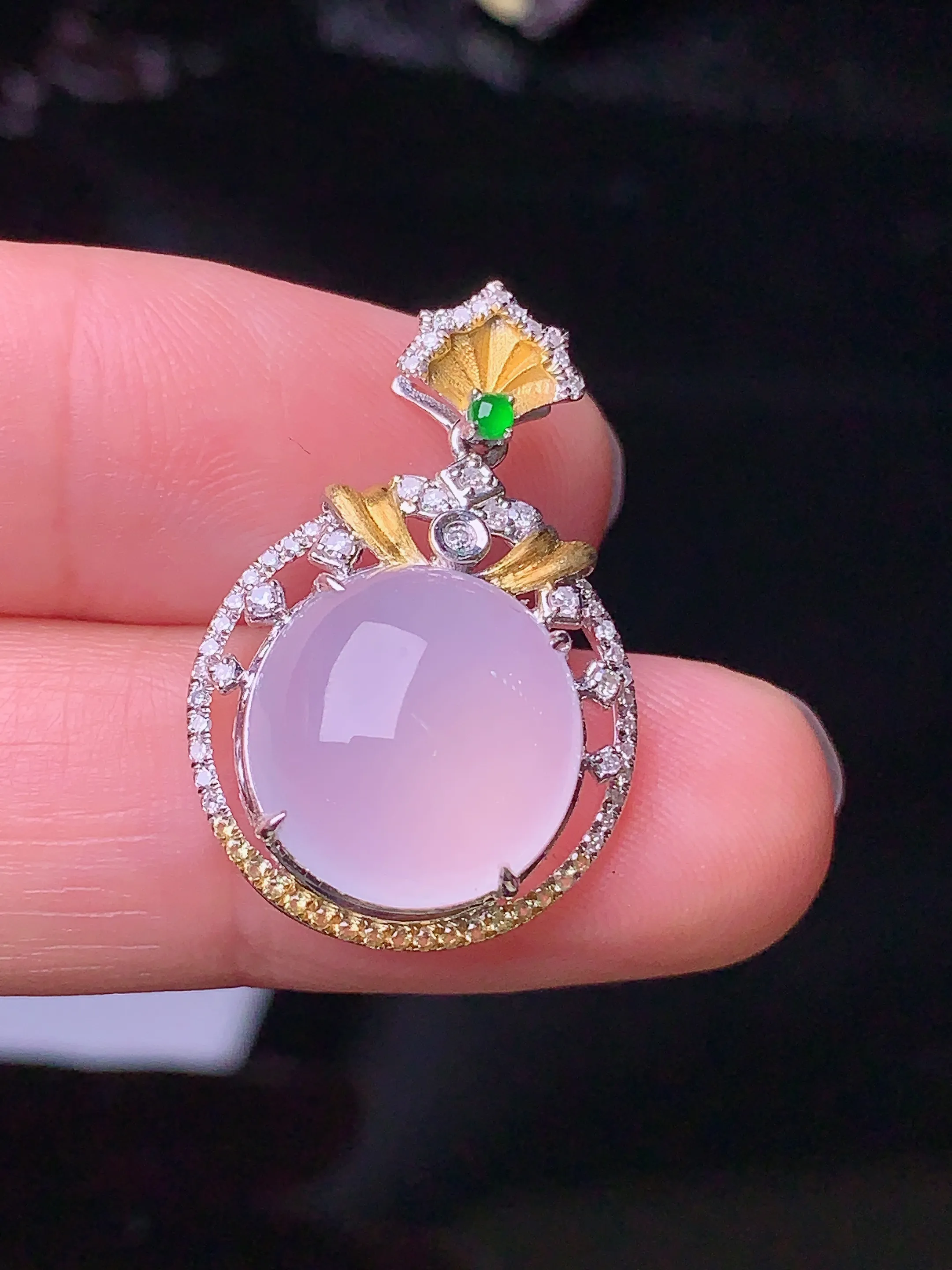 18k金钻镶嵌冰种蛋面吊坠 玉质细腻 色泽艳丽 整体尺寸25.8*17*7.7