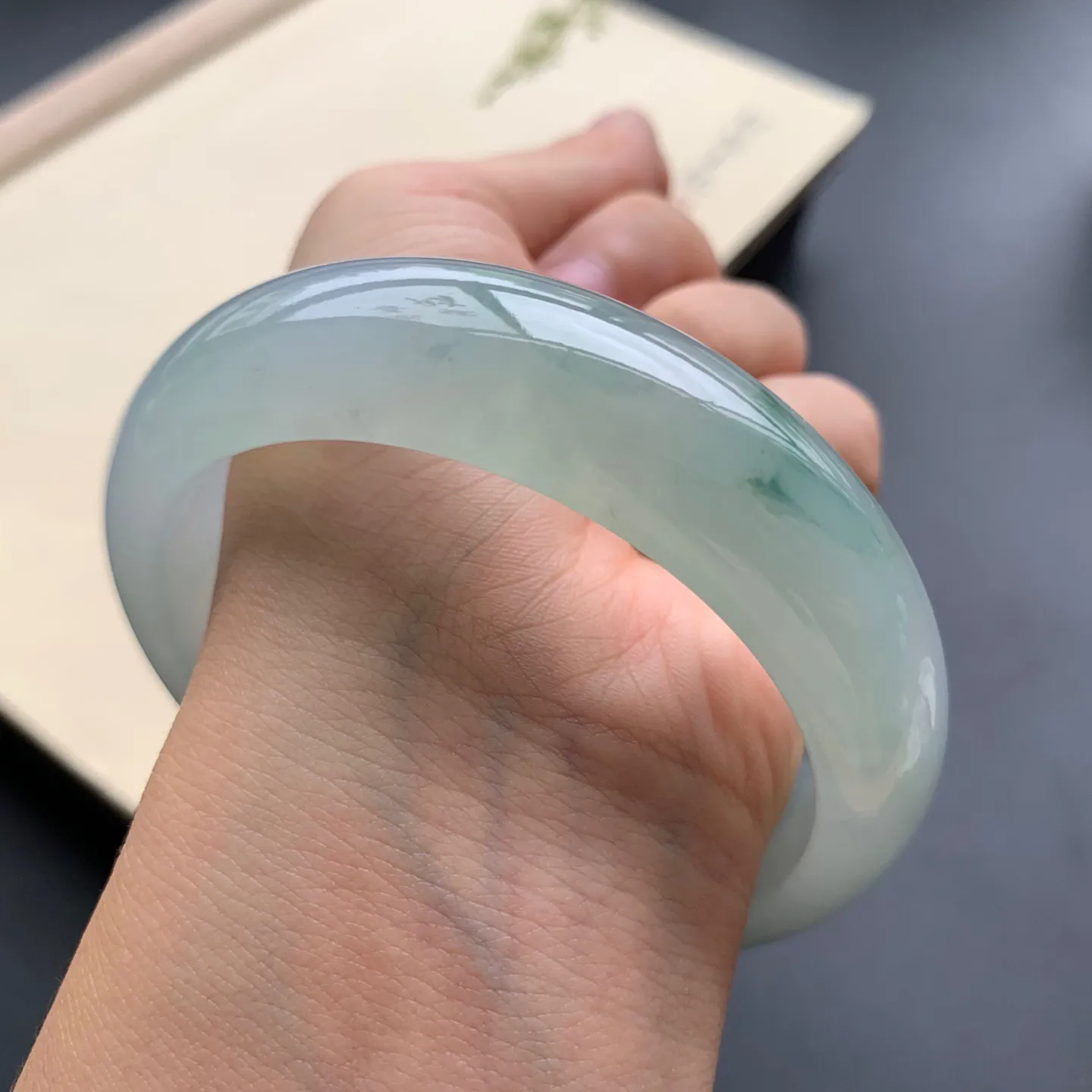 54圈口啤酒绿正圈手镯 尺寸：54-12.6-8.5，无纹裂，水润透亮，胶感十足