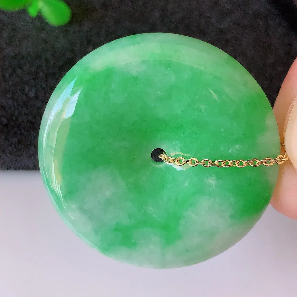 自然光实拍，冰润飘绿翡翠平安扣吊坠，翠色灵动，种老水足，寓意好， 品相佳， 佩戴佳品！#39.31