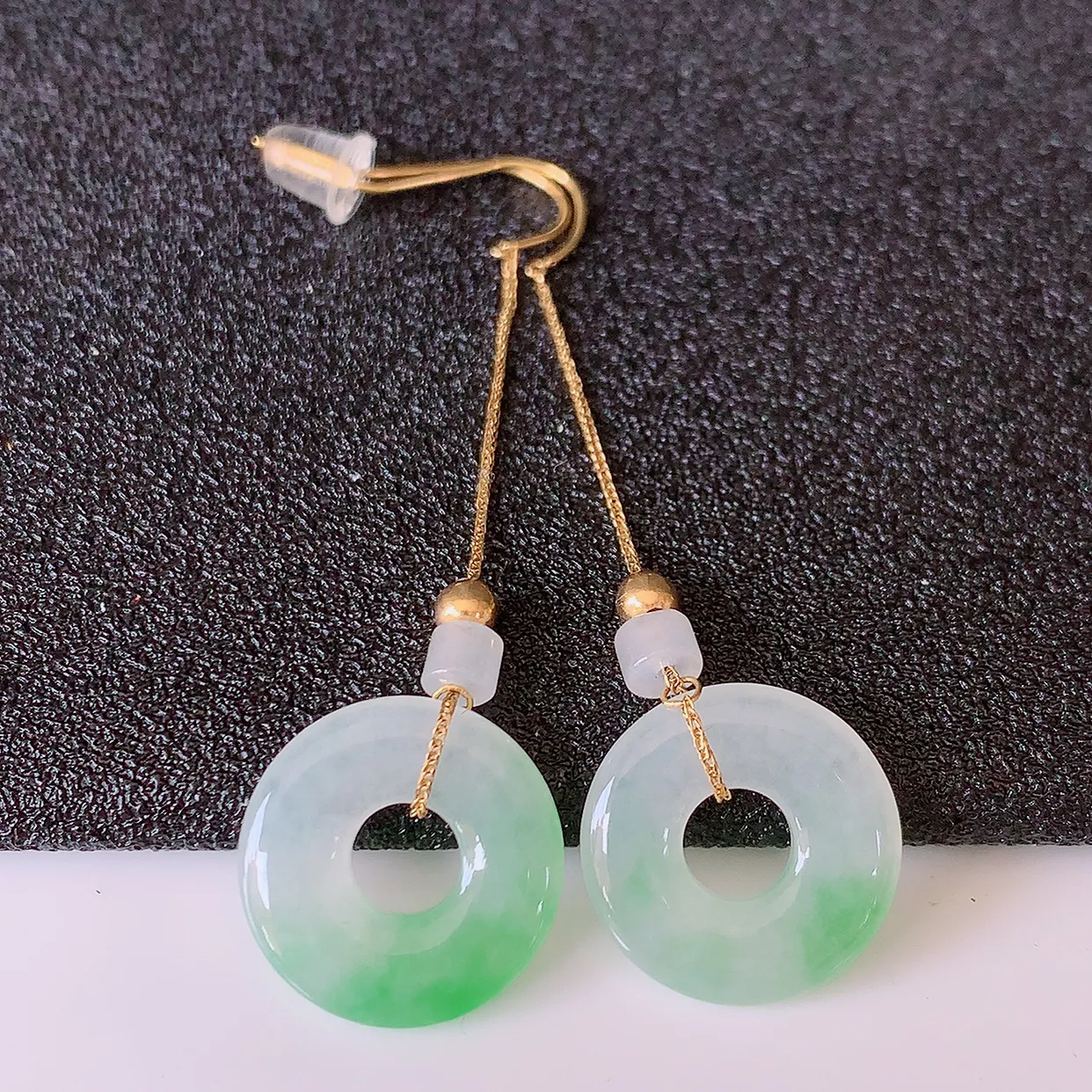 18k金镶嵌冰种飘绿翡翠平安扣耳坠，沁人心脾，耳坠佩戴效果大气出众，尽显气质。种水好，胶感足，颜相当