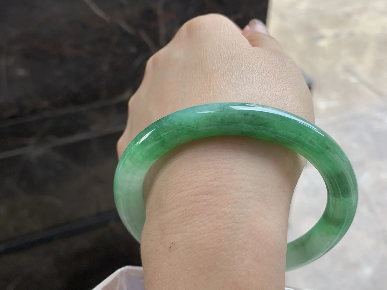 60.5-9.1

辣绿色圆条手镯^_^颜色浓郁 鲜艳