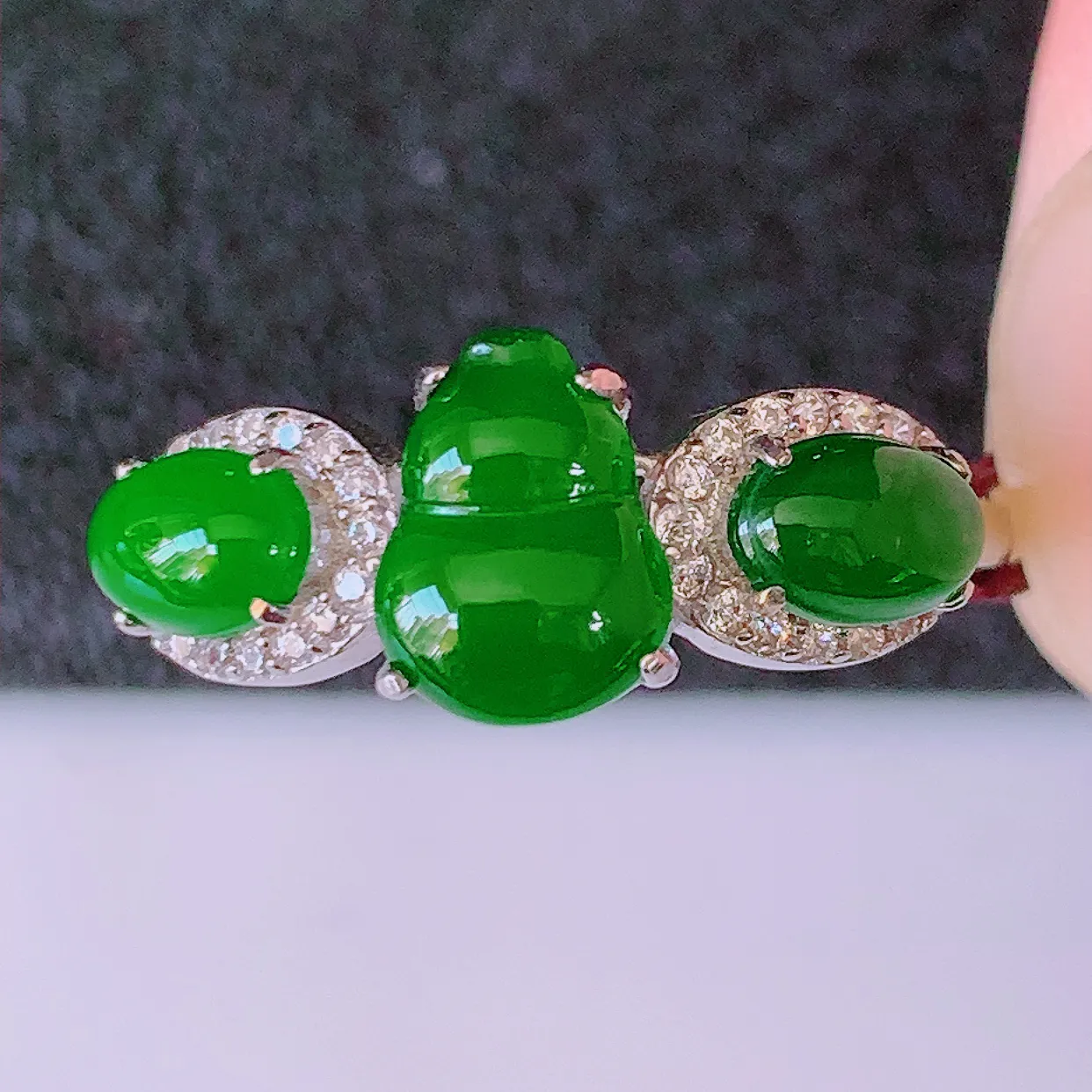 冰透满绿翡翠925银镶嵌戒指，自然光实拍，翠色灵动，颜色漂亮，种老水足，品相佳，佩戴佳品！#97.31（圈口可调大小）整体22.5 * 18.2*5裸石8*6mm