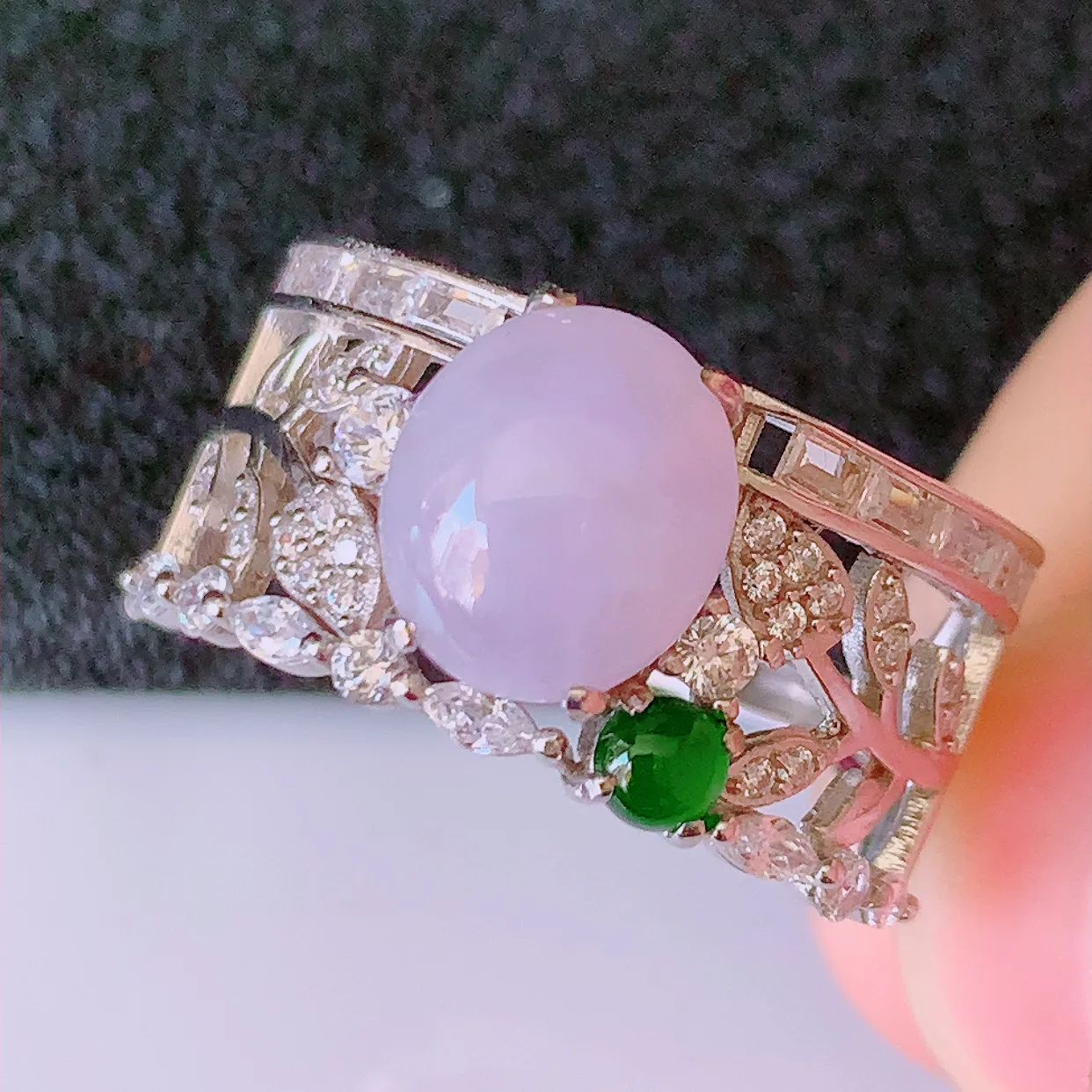 冰润紫罗兰翡翠925银镶嵌戒指，自然光实拍，翠色灵动，颜色漂亮，种老水足，品相佳，佩戴佳品！#97.31（圈口可调大小）整体25.5*18* 5.8 裸石9*7.5