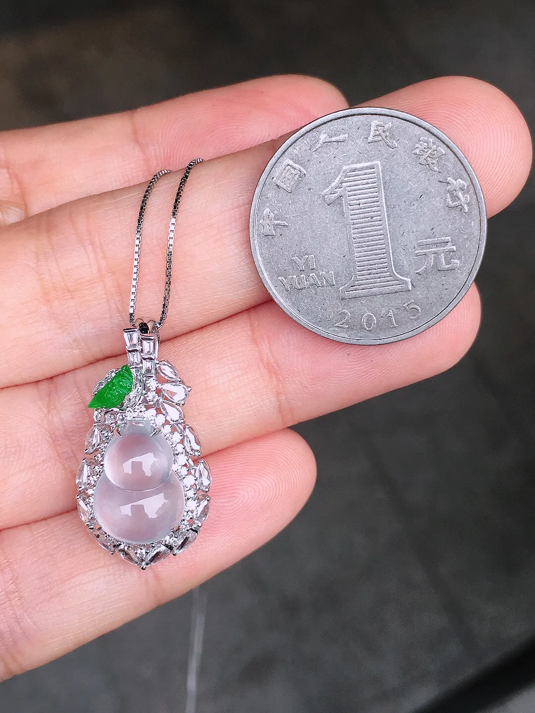 玻璃种葫芦吊坠，玉质细腻，荧光感超
强，饱满圆润，尽显优雅气质，18k
金豪华镶嵌