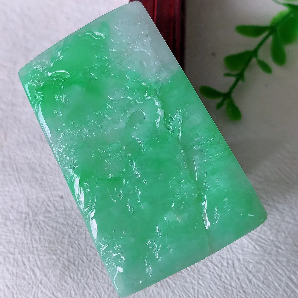 自然光实拍，冰润飘绿山水牌吊坠，翡翠山水，立体生动形象，山水素材布局合理， 意境感佳， 佩戴上身效果更高贵 #00.31