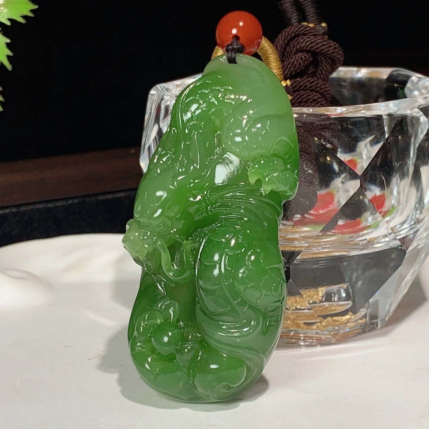 和田玉阳绿俄罗斯碧玉龙佑一方龙挂件。尺寸62/29/15重44克。玉质细腻油润。手推出油。佩戴高端典雅。lt251107