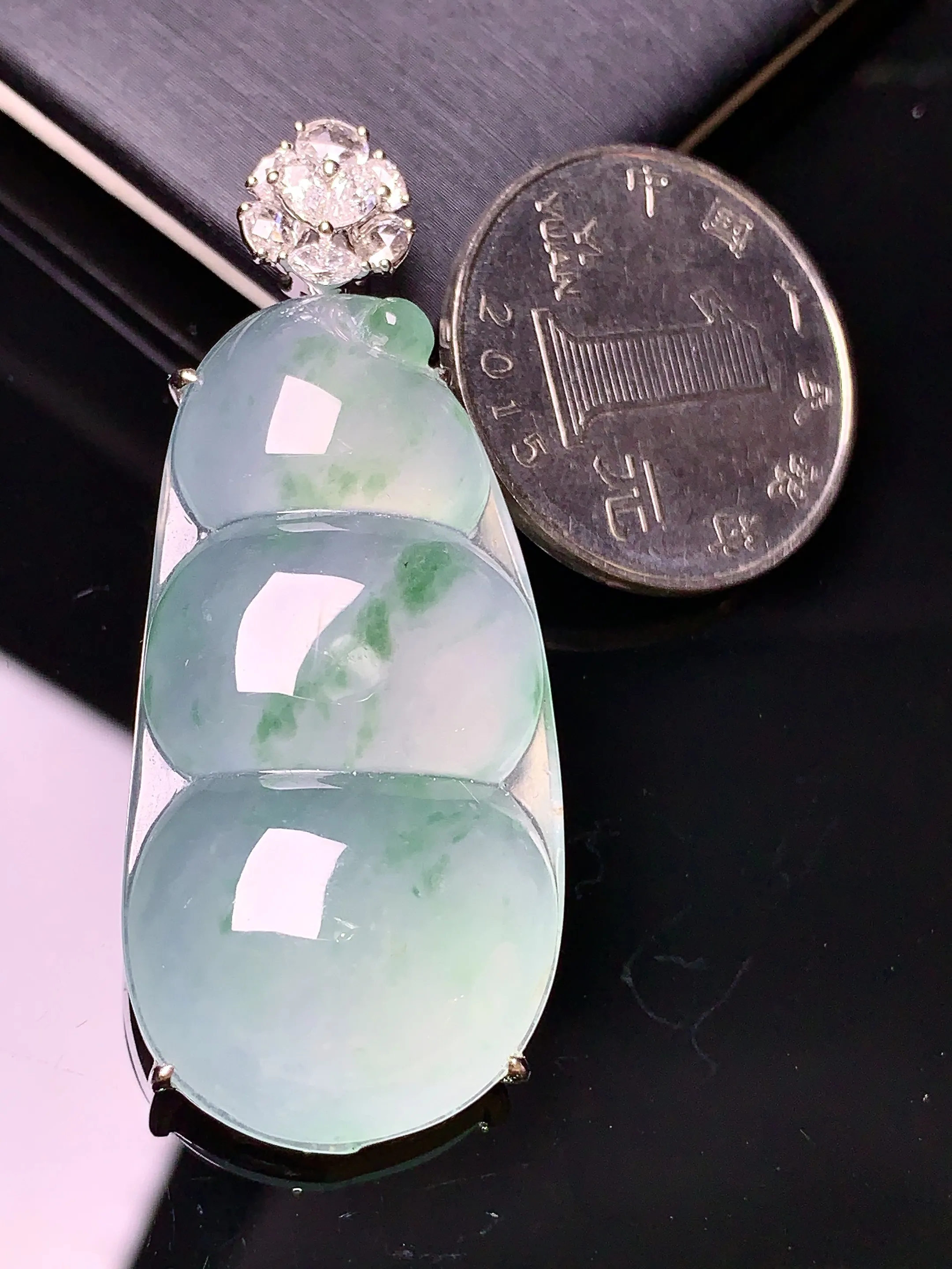 18k金钻镶嵌冰种四季豆吊坠 玉质细腻 色泽艳丽 整体尺寸50.2*20.8*9.5