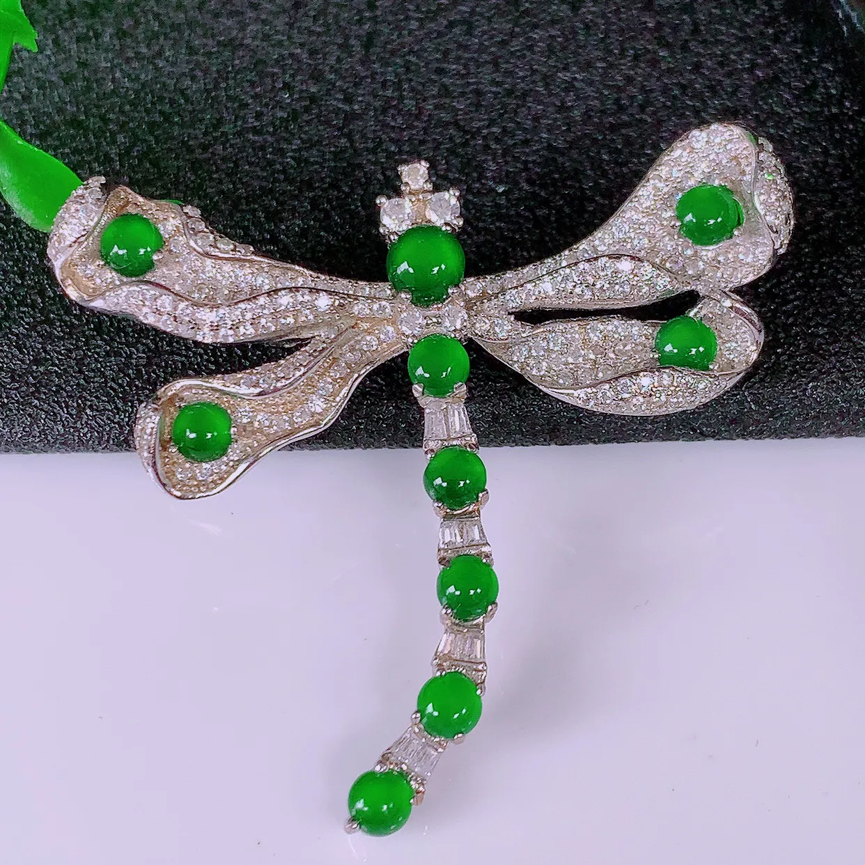 冰透满绿翡翠925银镶嵌蜻蜓胸针，自然光实拍，翠色灵动，颜色漂亮，种老水足，品相佳，佩戴佳品！#97