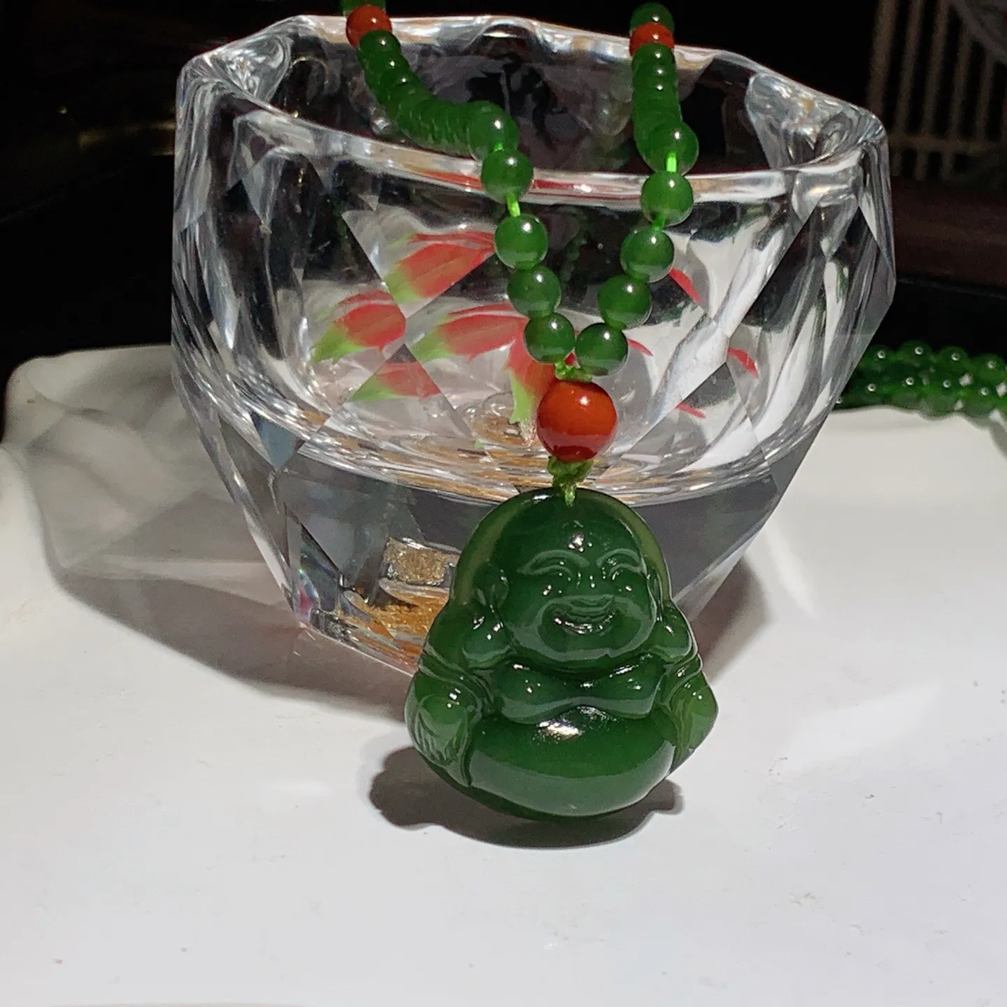 和田玉菠菜绿绿俄罗斯碧玉佛引福来弥勒佛挂件。尺寸26/25/9重24.5克。玉质细腻油润。手推出油。佩戴高端典雅。lt251107