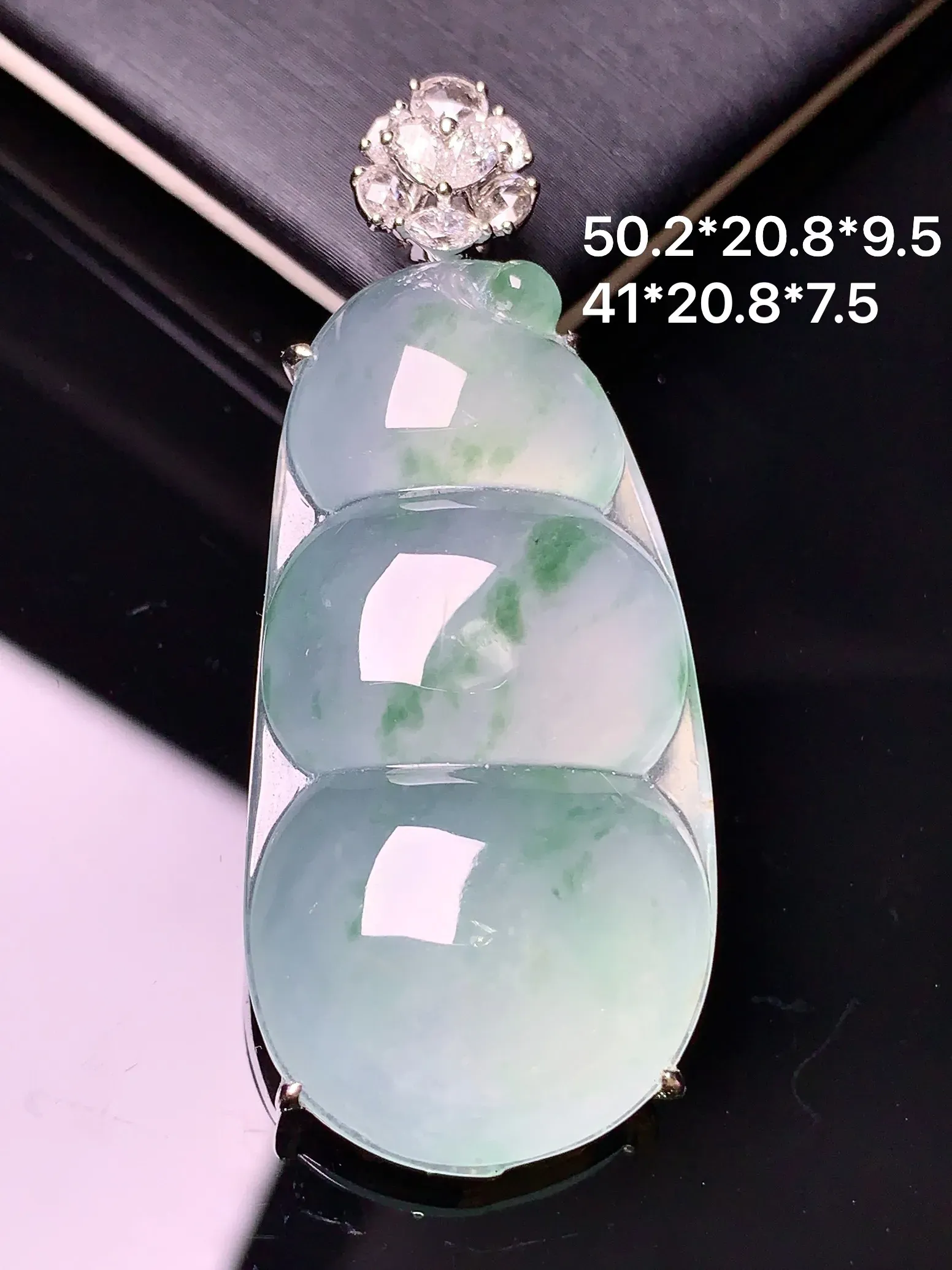 18k金钻镶嵌冰种四季豆吊坠 玉质细腻 色泽艳丽 整体尺寸50.2*20.8*9.5