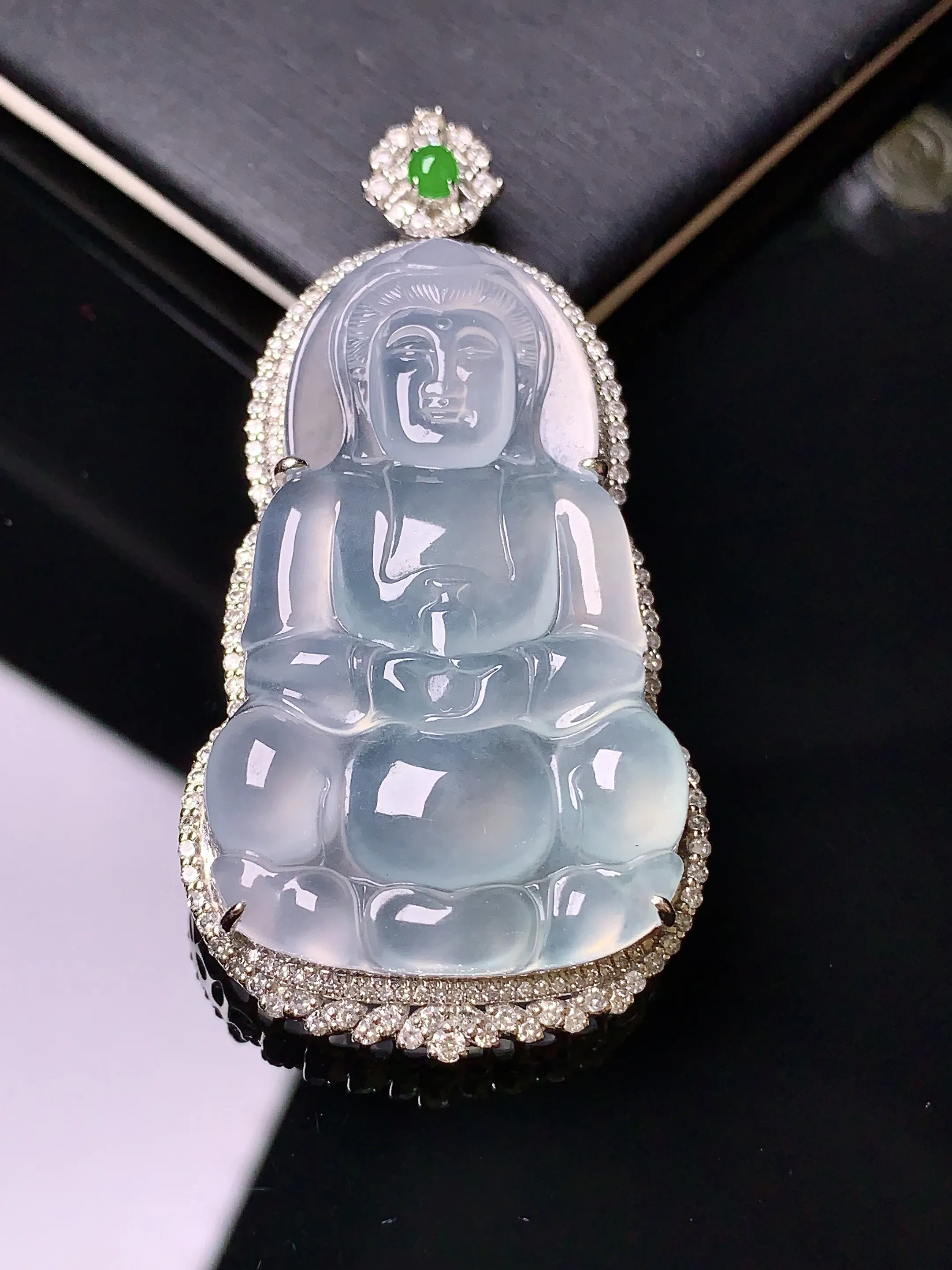 18k金钻镶嵌冰种观音吊坠 玉质细腻 色泽艳丽 整体尺寸55*27.8*10.2