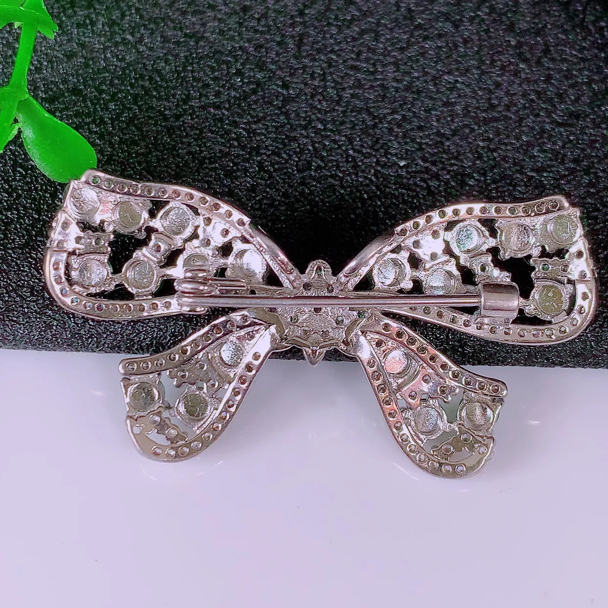 冰透满绿翡翠925银镶嵌蝴蝶结胸针，自然光实拍，翠色灵动，颜色漂亮，种老水足，品相佳，佩戴佳品！#97.5整体42.5*21*8裸石3*3