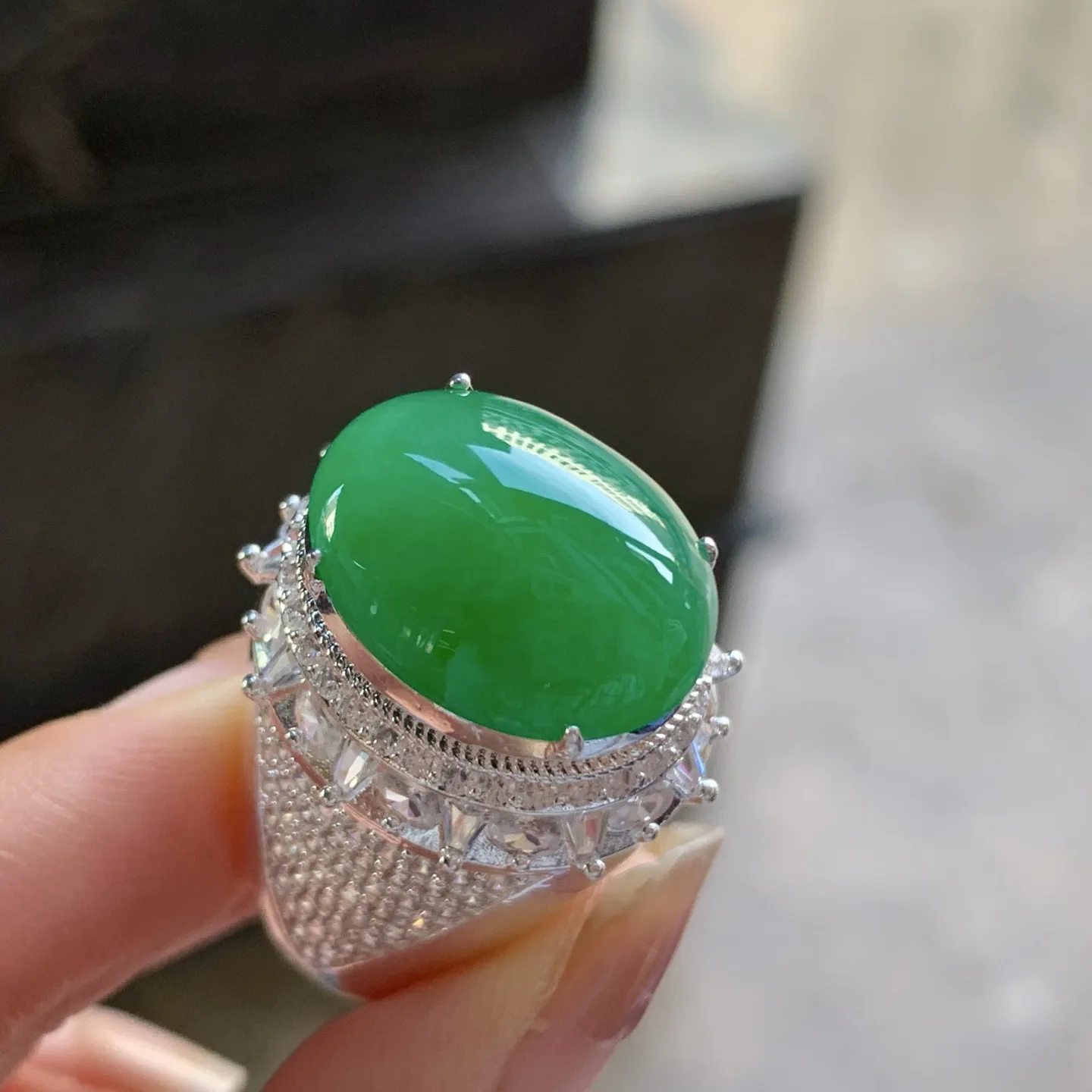 辣绿色戒面^_^颜色浓郁 鲜艳