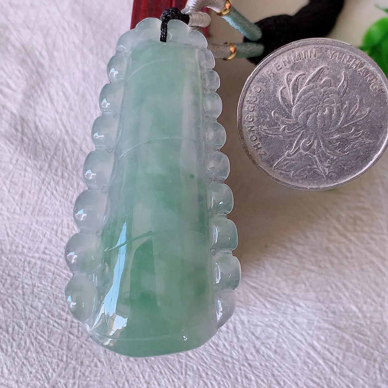 自然光实拍，冰种飘花翡翠竹节吊坠。竹节寓意“节节高，官运亨通，前程似锦，水润莹泽，清秀高雅， 佩戴精美！#57.31