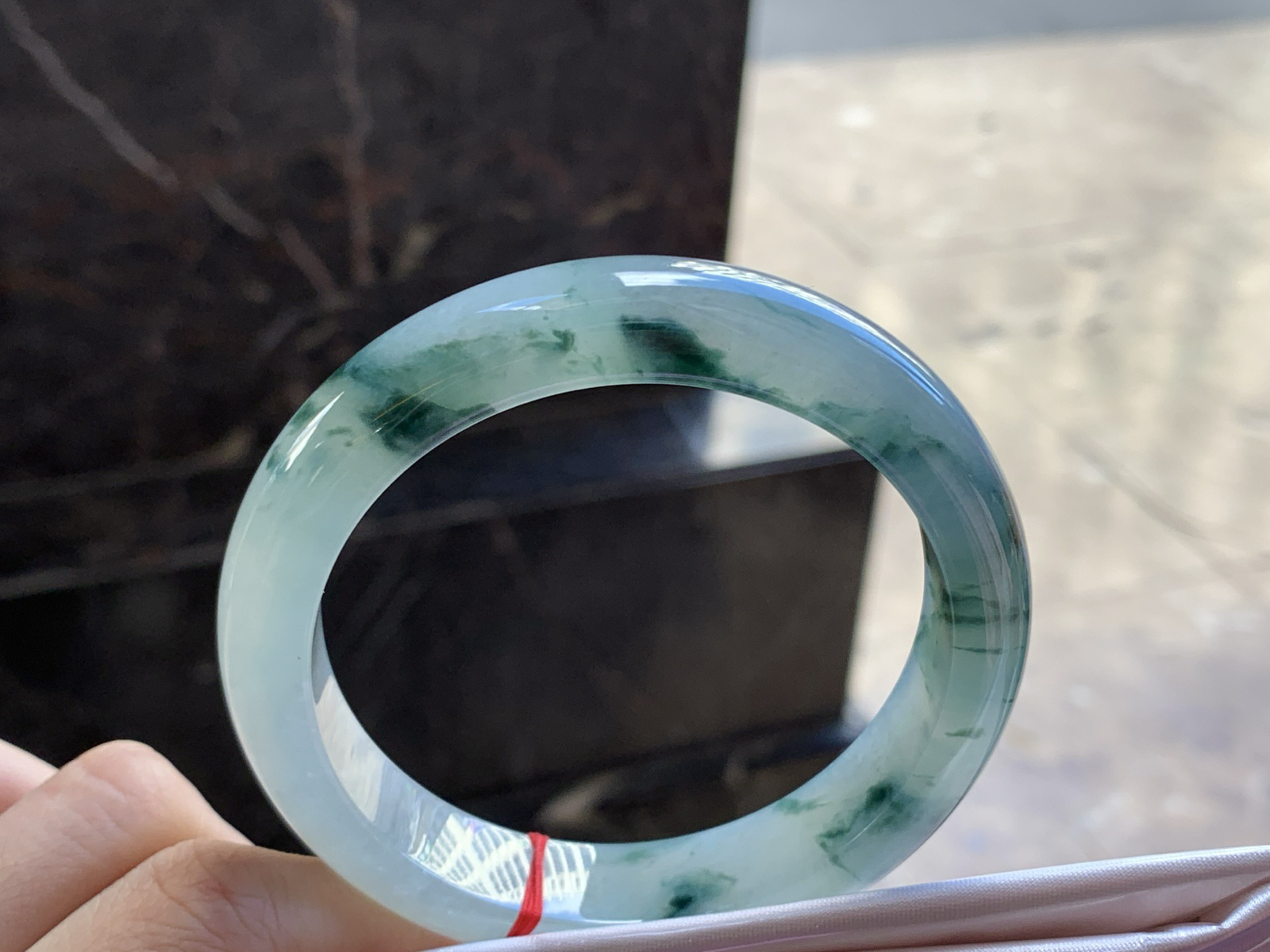 60-13.6-9.3

飘花大圈手镯^_^玉质温润