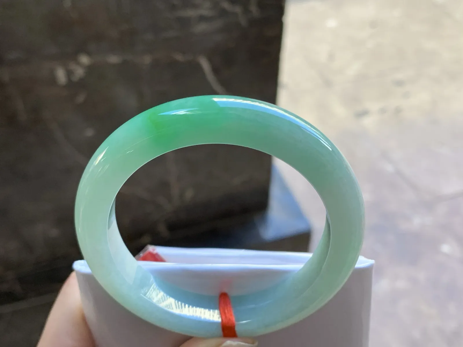 56-12.2-9

带色手镯^_^颜色鲜艳 玉质温润